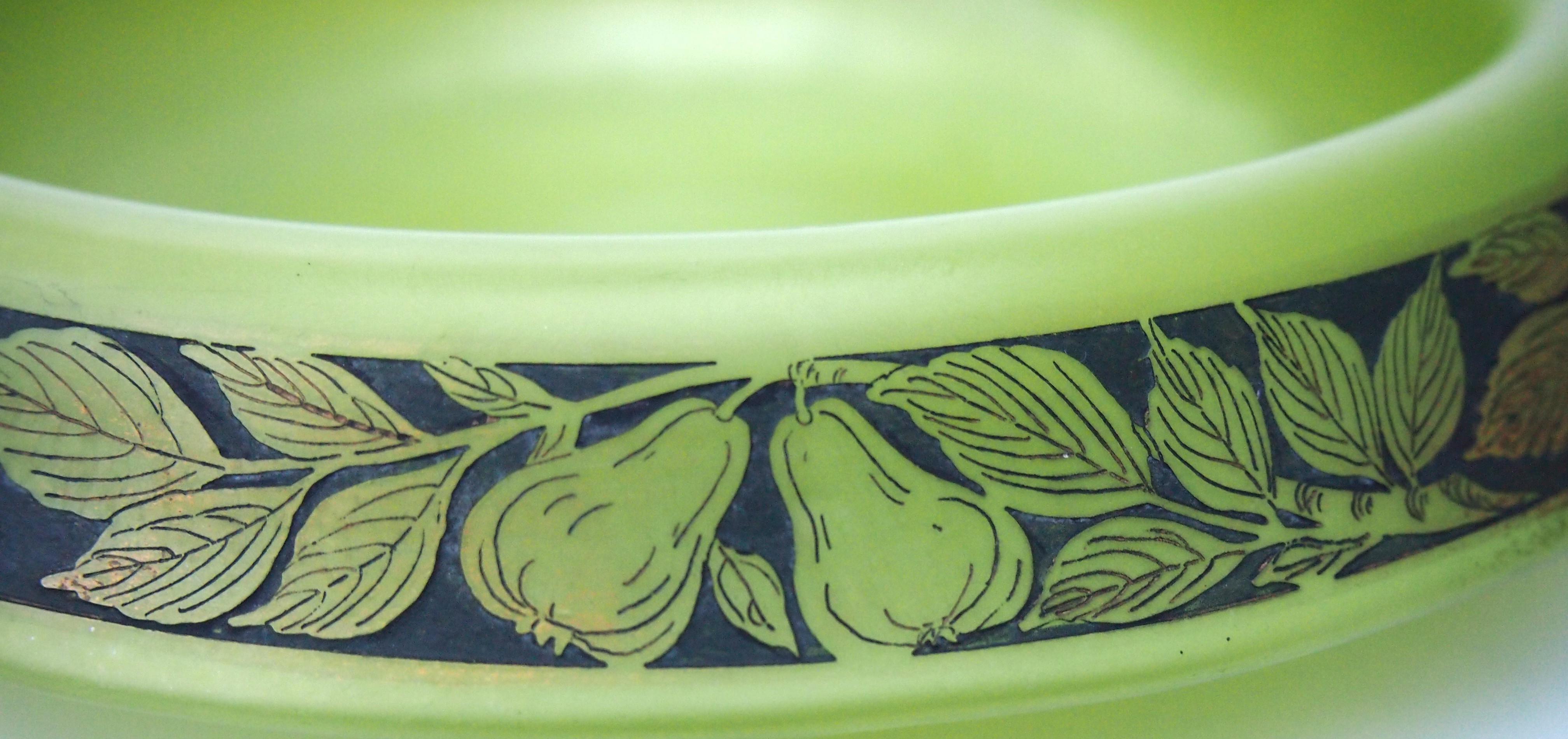 Rare 'Seed-Green' Loetz Glass Oroplastic low bowl c 1920 In Good Condition For Sale In Worcester Park, GB