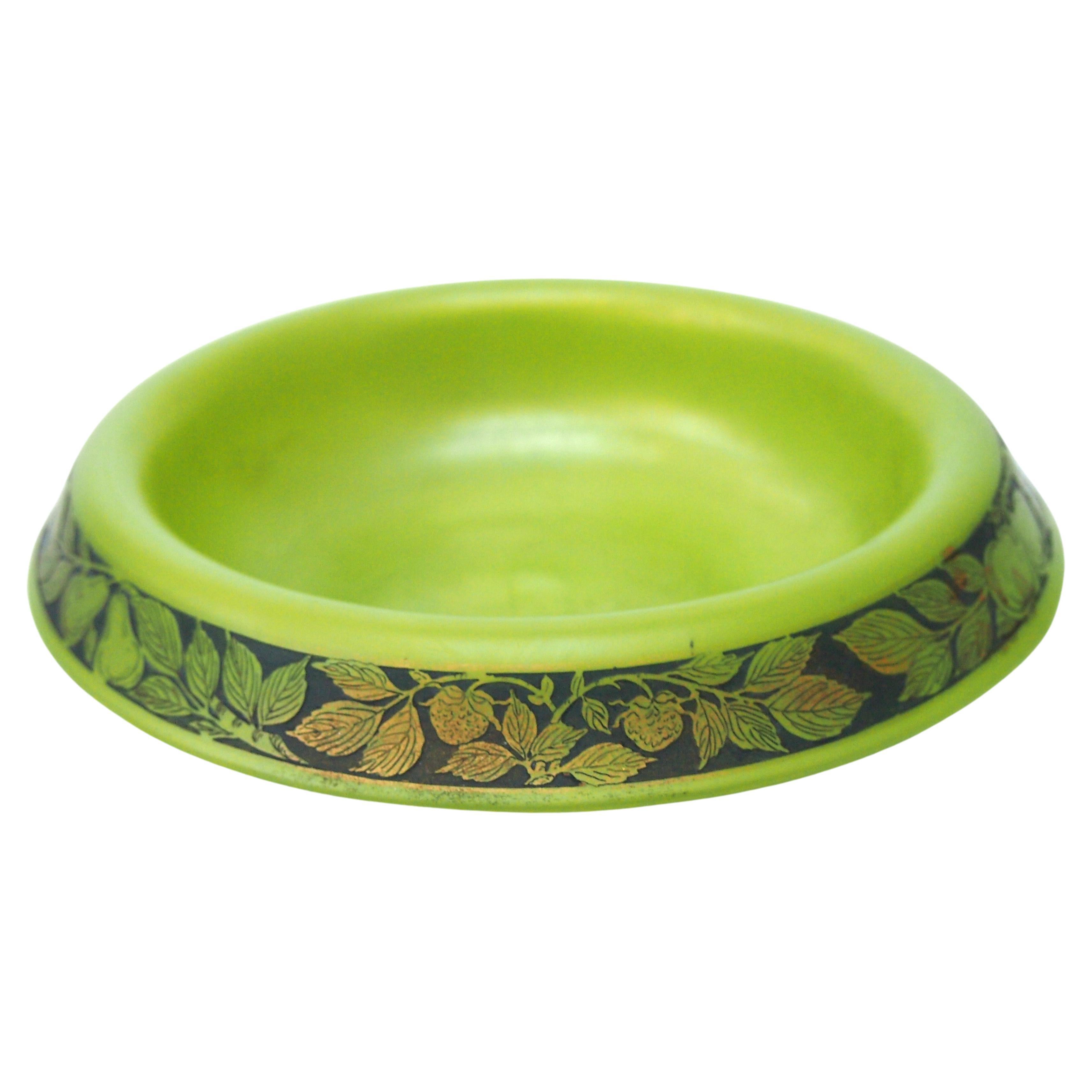 Rare "Seed-Green" Loetz Glass Oroplastic low bowl c 1920 en vente