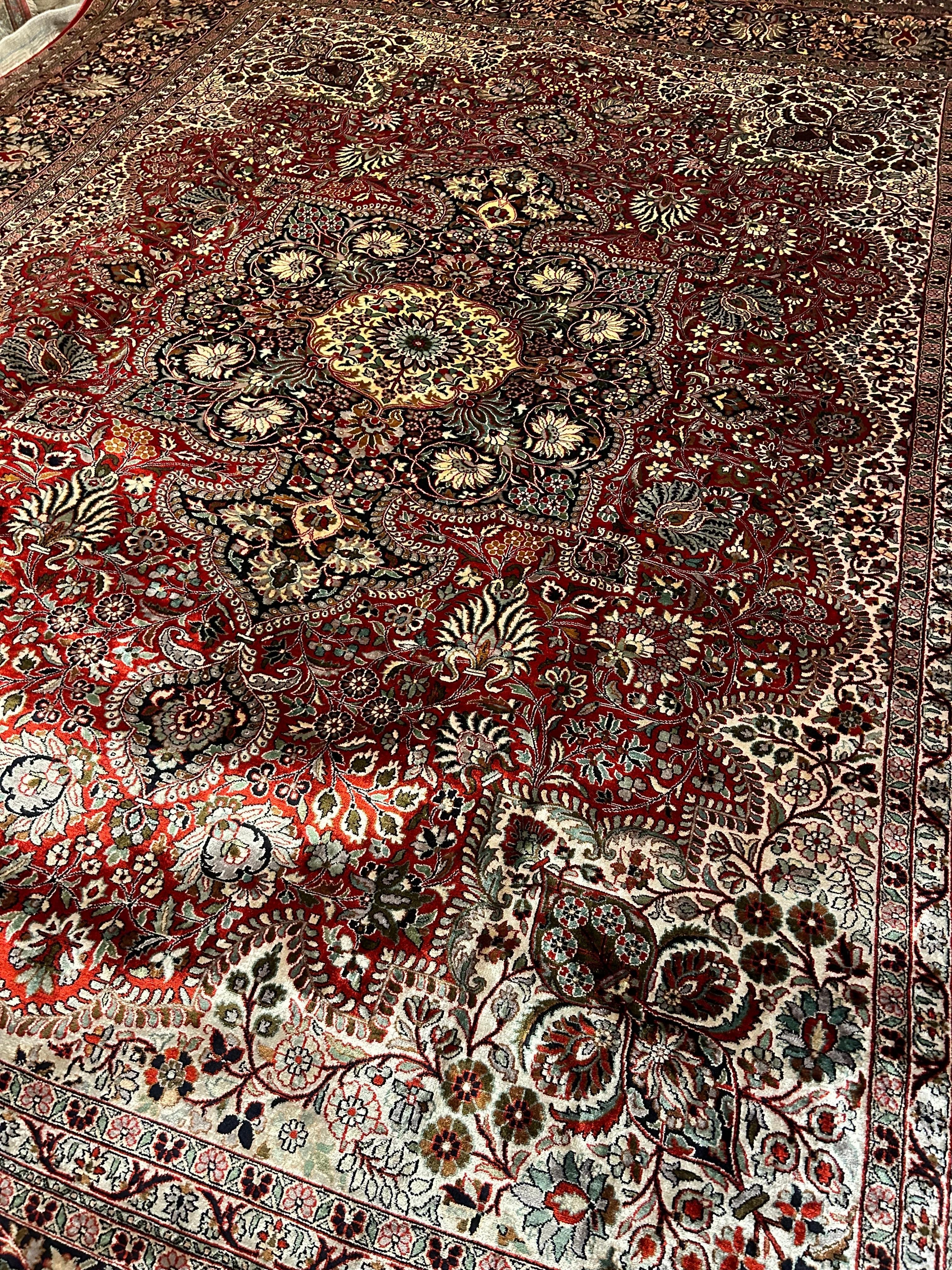 Rare tapis en soie de mûrier à motifs Tabriz noués à la main au Cachemire. On ne le reverra plus jamais en raison du conflit en cours et de la baisse de la qualité. Il a été tissé par de véritables maîtres qui n'ont malheureusement pas pu