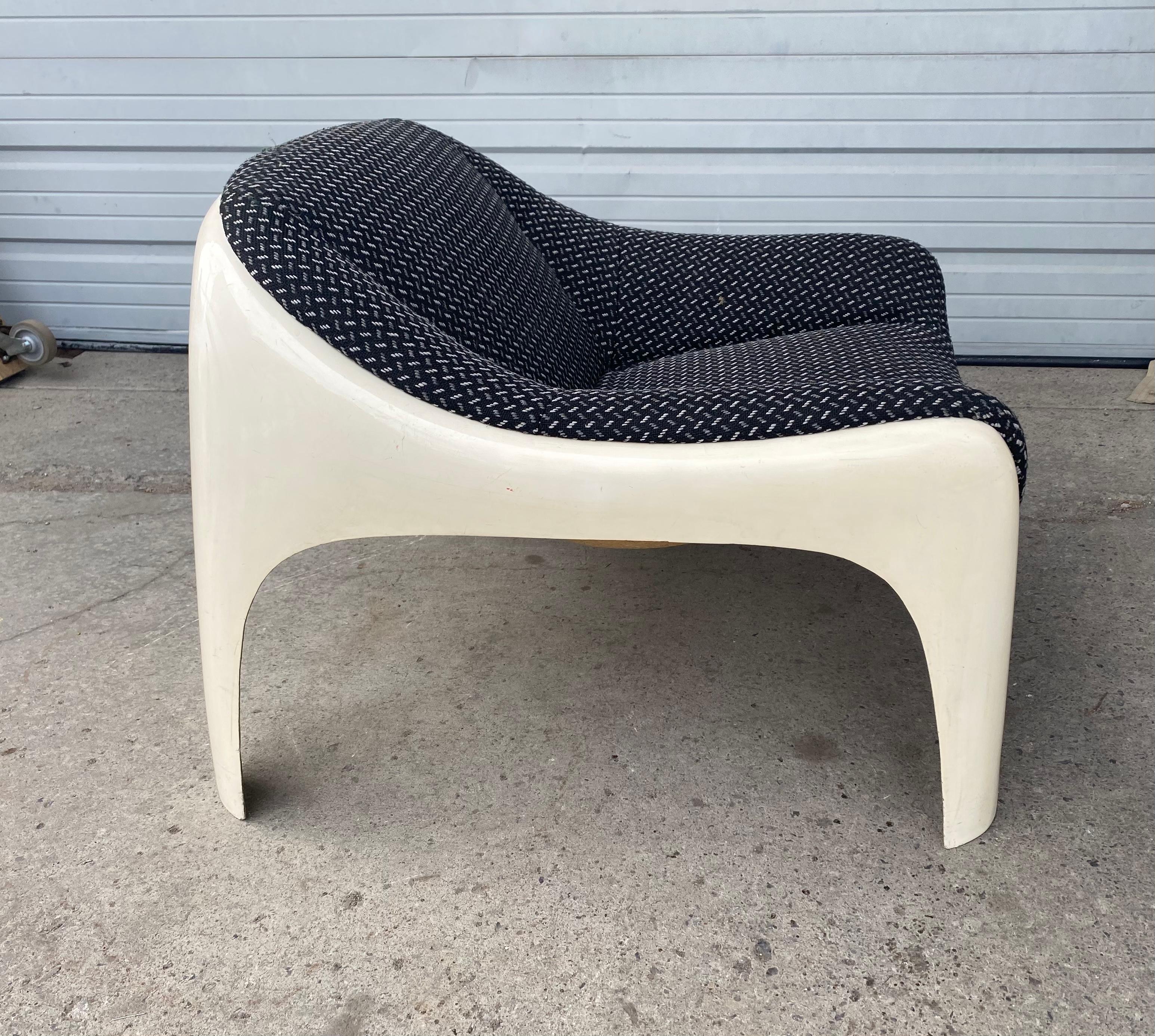 This seldom seen space age modernist lounge chair was designed by architect and Artemide co-founder, Sergio Mazza in the 1960s. The chair features a stunning white fiberglass frame with a removable upholstered black seat cushion.Amazing style and