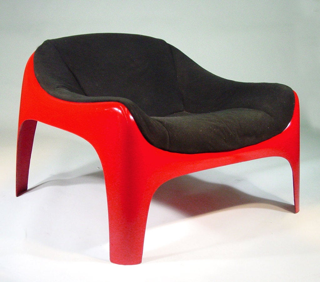 This original mod style lounge chair was designed by architect and Artemide co-founder, Sergio Mazza in the 1960s. The chair features a stunning red fiberglass frame with a removable upholstered black seat cushion.