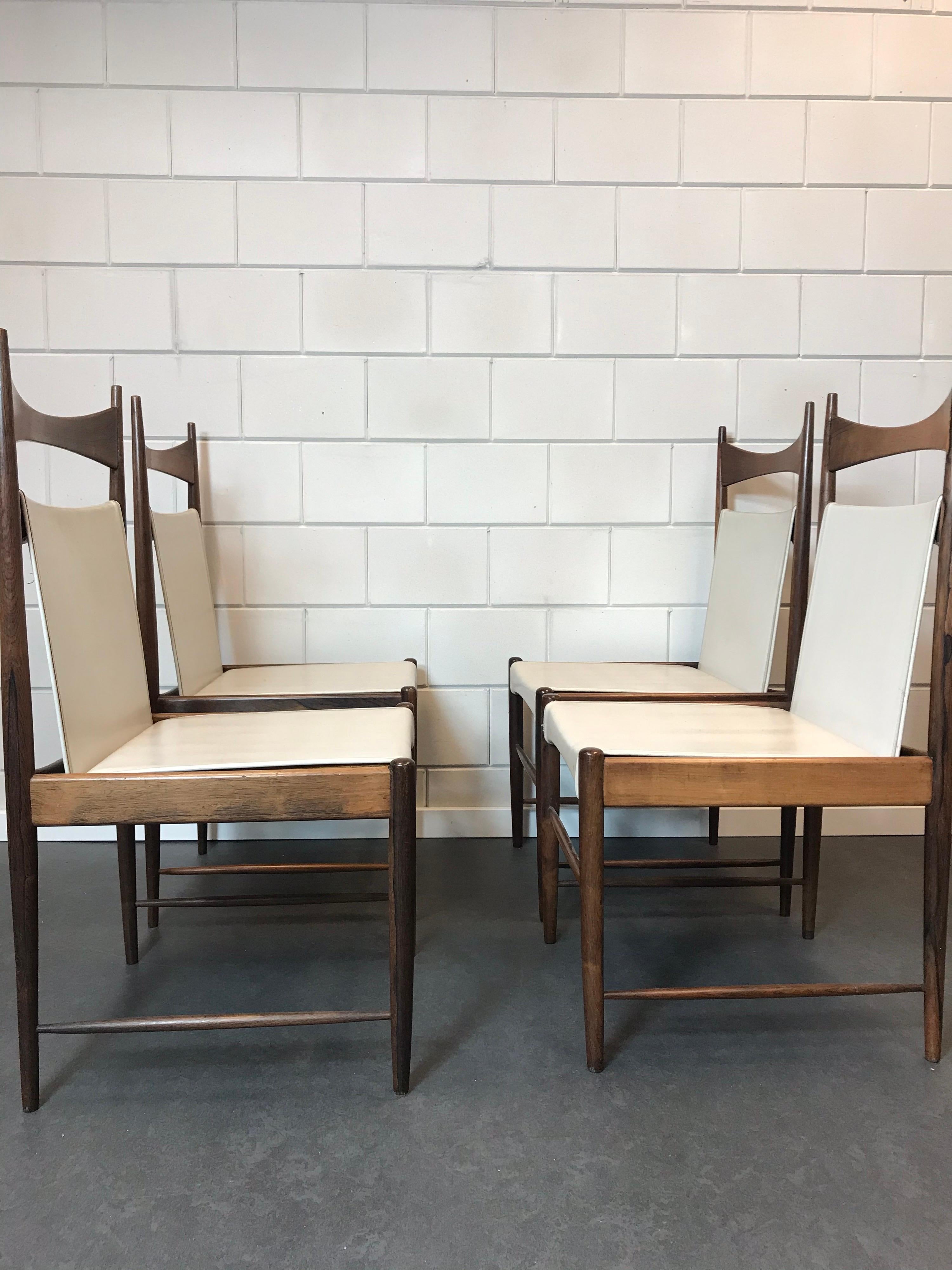 Ensemble de 4 chaises de salle à manger en palissandre brésilien design 1959 par Sergio Rodrigues
Les chaises sont en bon état vintage.