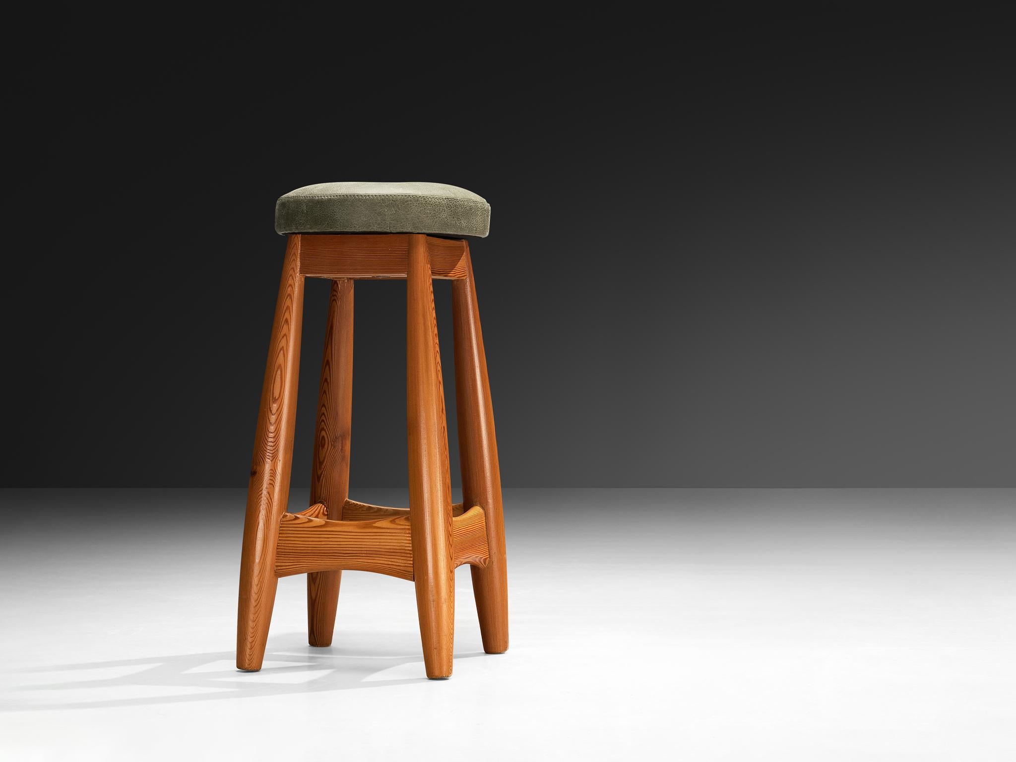 Raro taburete de bar 'Sheriff' de Sergio Rodrigues para ISA Bergamo en pino macizo Italiano en venta