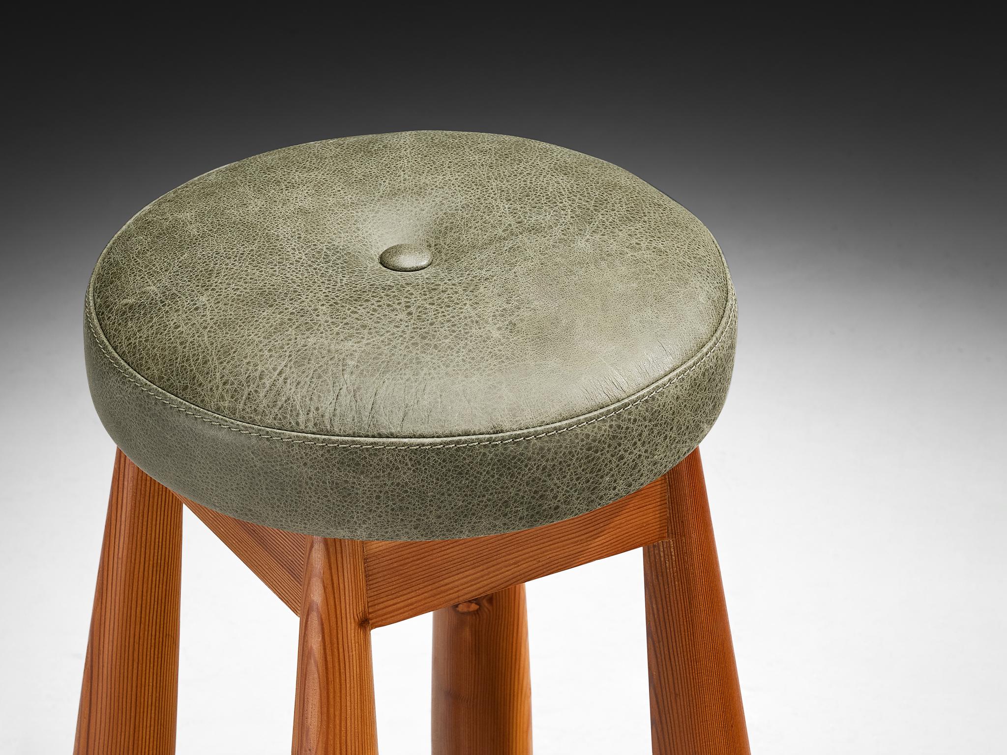 Raro taburete de bar 'Sheriff' de Sergio Rodrigues para ISA Bergamo en pino macizo mediados del siglo XX en venta