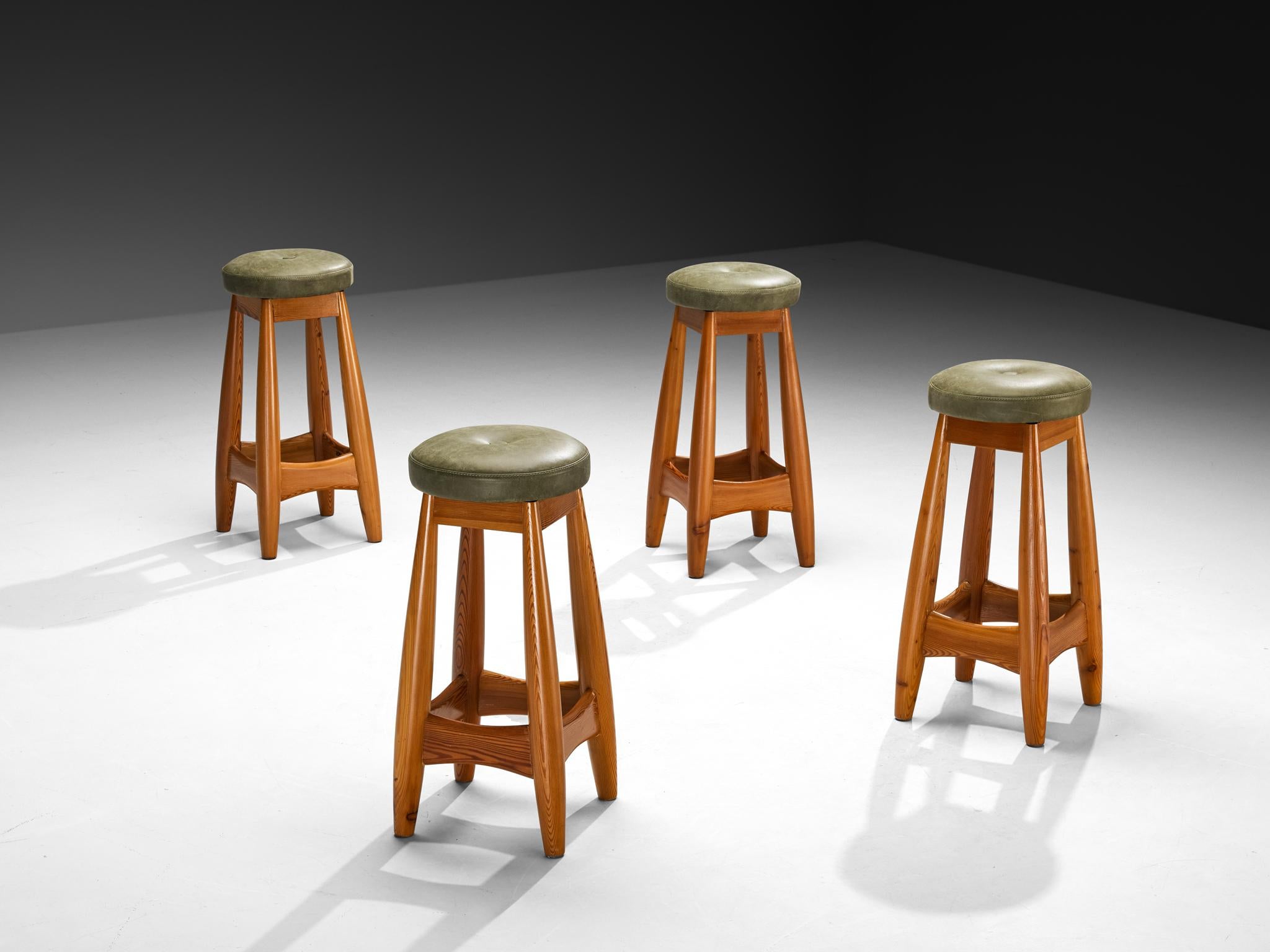 Rare Sergio Rodrigues for ISA Bergamo 'Sheriff' Barstools in Solid Pine In Good Condition In Waalwijk, NL