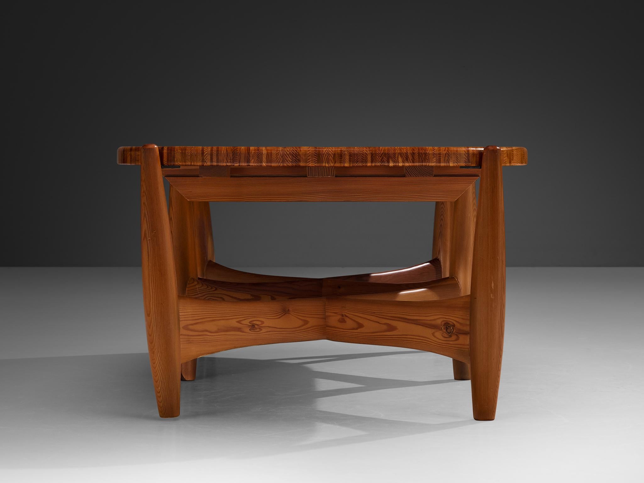 Sergio Rodrigues pour ISA Bergamo table basse « Sheriff » en pin massif rare Bon état - En vente à Waalwijk, NL