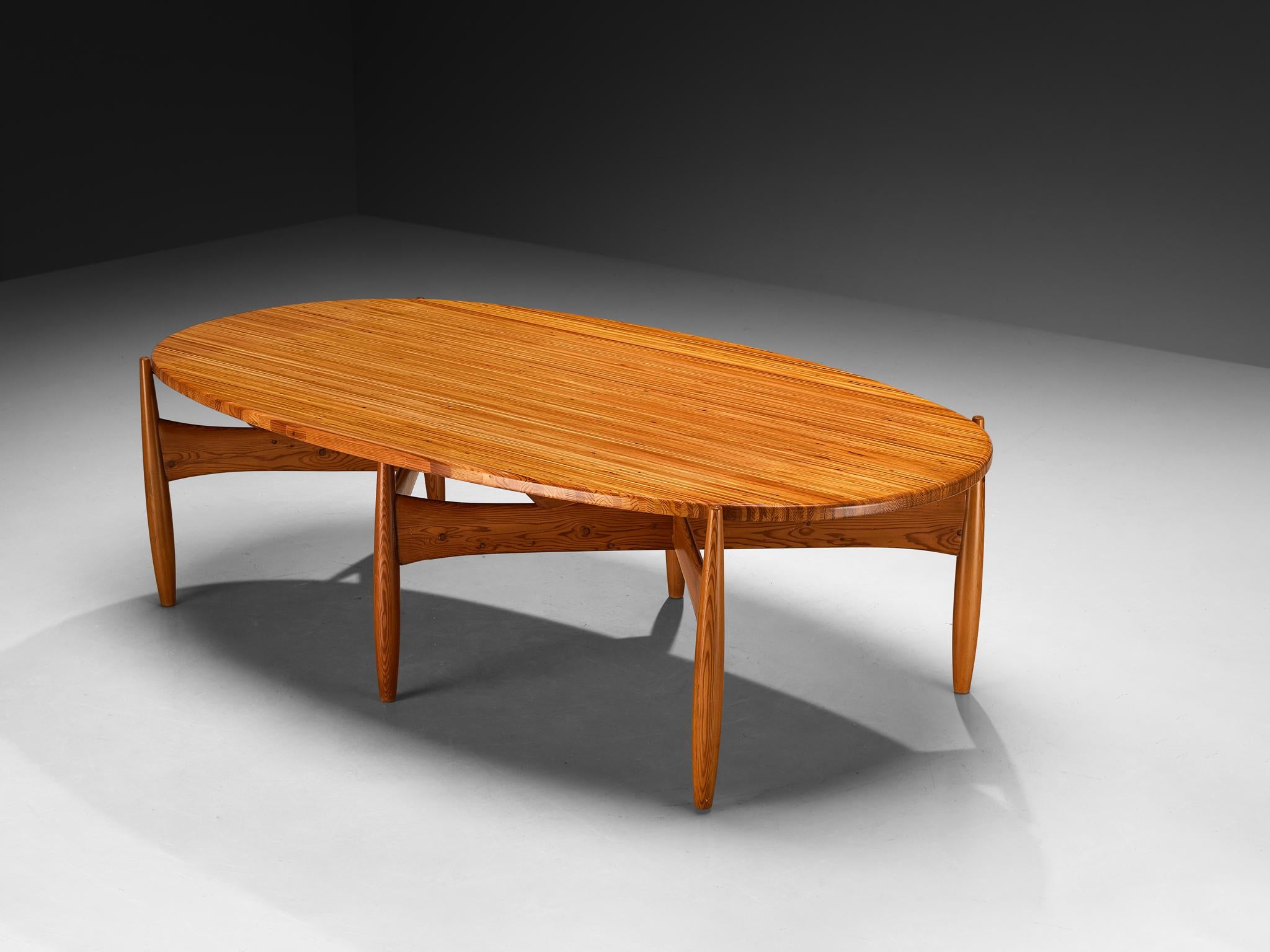 Sergio Rodrigues per ISA Bergamo, tavolo da pranzo, pino, Italia, anni '60

Sergio Rodrigues è una delle figure più iconiche del design brasiliano, con una carriera straordinaria che ha attraversato quasi cinque decenni. Il suo lavoro si distingue