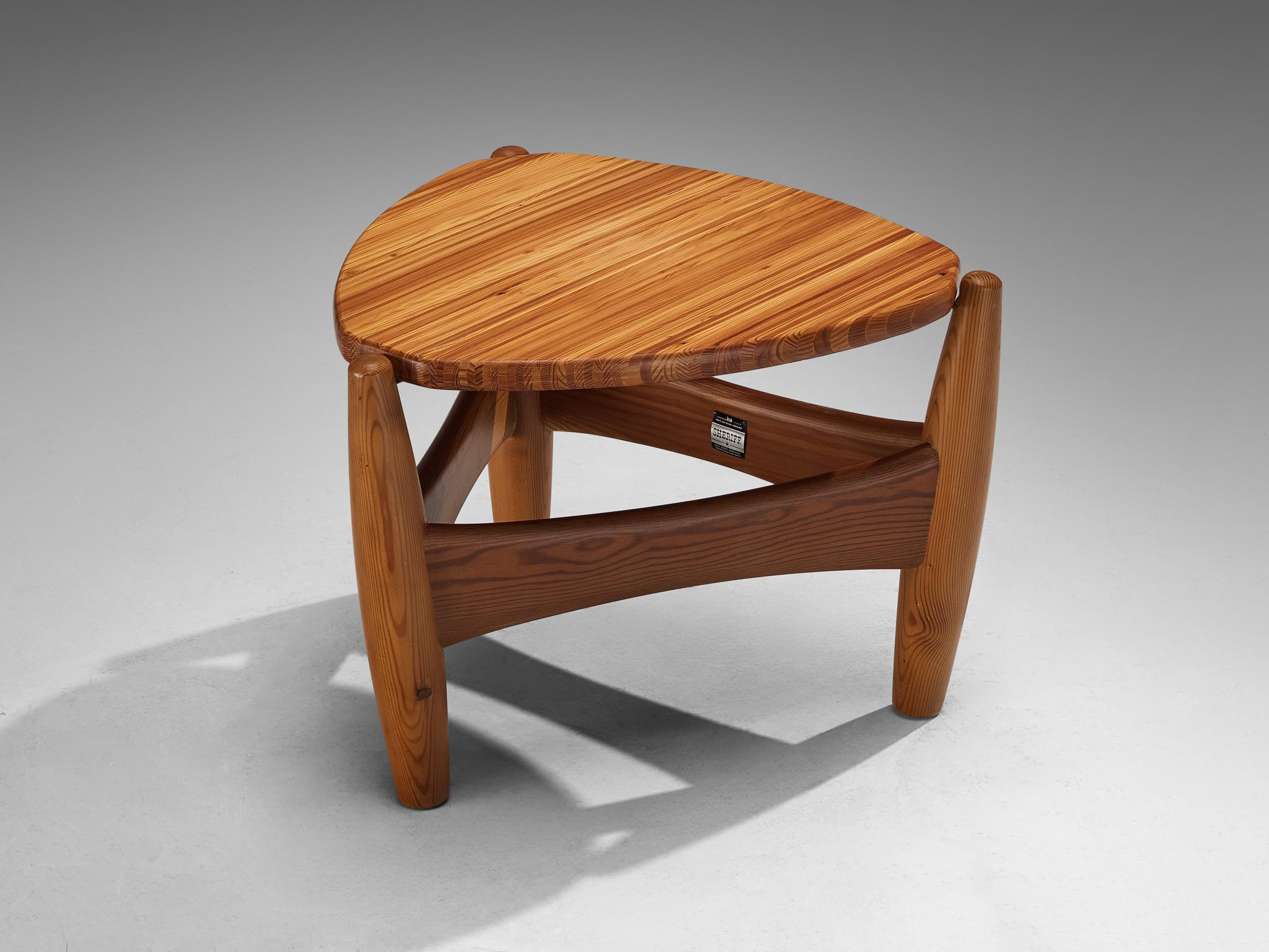 Sergio Rodrigues pour ISA Bergamo, table d'appoint, pin, Italie, années 1960

Sergio Rodrigues est l'une des figures les plus emblématiques du design brésilien, avec une carrière remarquable qui s'étend sur près de cinq décennies. Son travail se