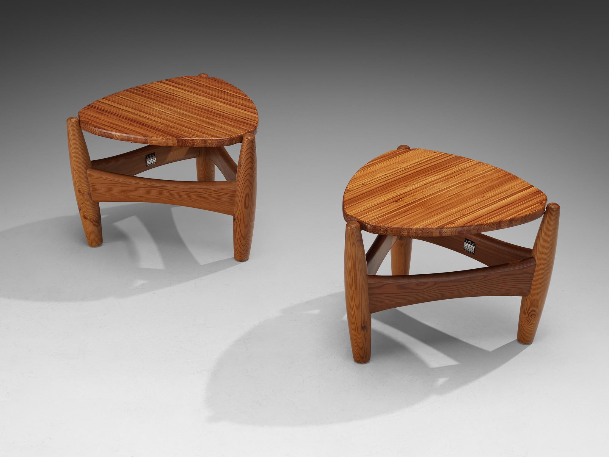 Sergio Rodrigues pour ISA Bergamo, tables d'appoint, pin, Italie, années 1960

Sergio Rodrigues est l'une des figures les plus emblématiques du design brésilien, avec une carrière remarquable qui s'étend sur près de cinq décennies. Son travail se