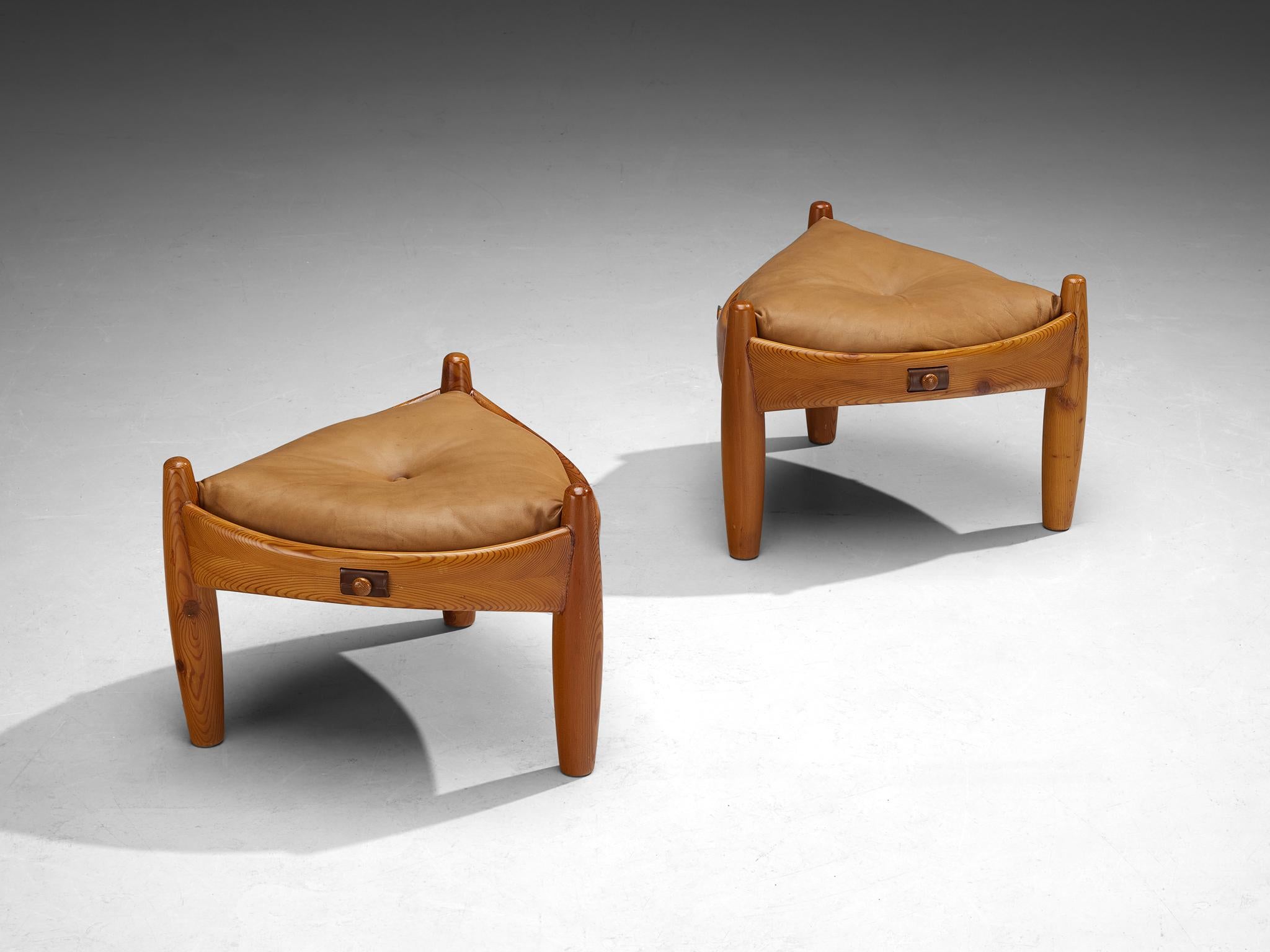 Sergio Rodrigues pour ISA Bergamo, tabourets, pin, cuir, Italie, années 1960

Sergio Rodrigues est l'une des figures les plus emblématiques du design brésilien, avec une carrière remarquable qui s'étend sur près de cinq décennies. Son travail se