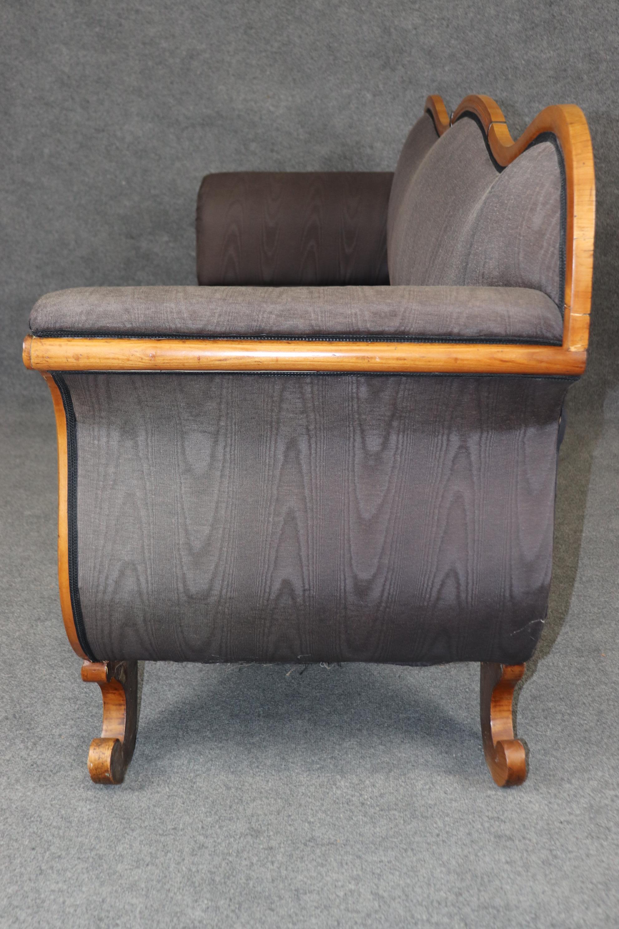 Raro Sofá Settee Serpentine de Abedul Austriaco Alemán Biedermeier de la época de 1860 en venta 8