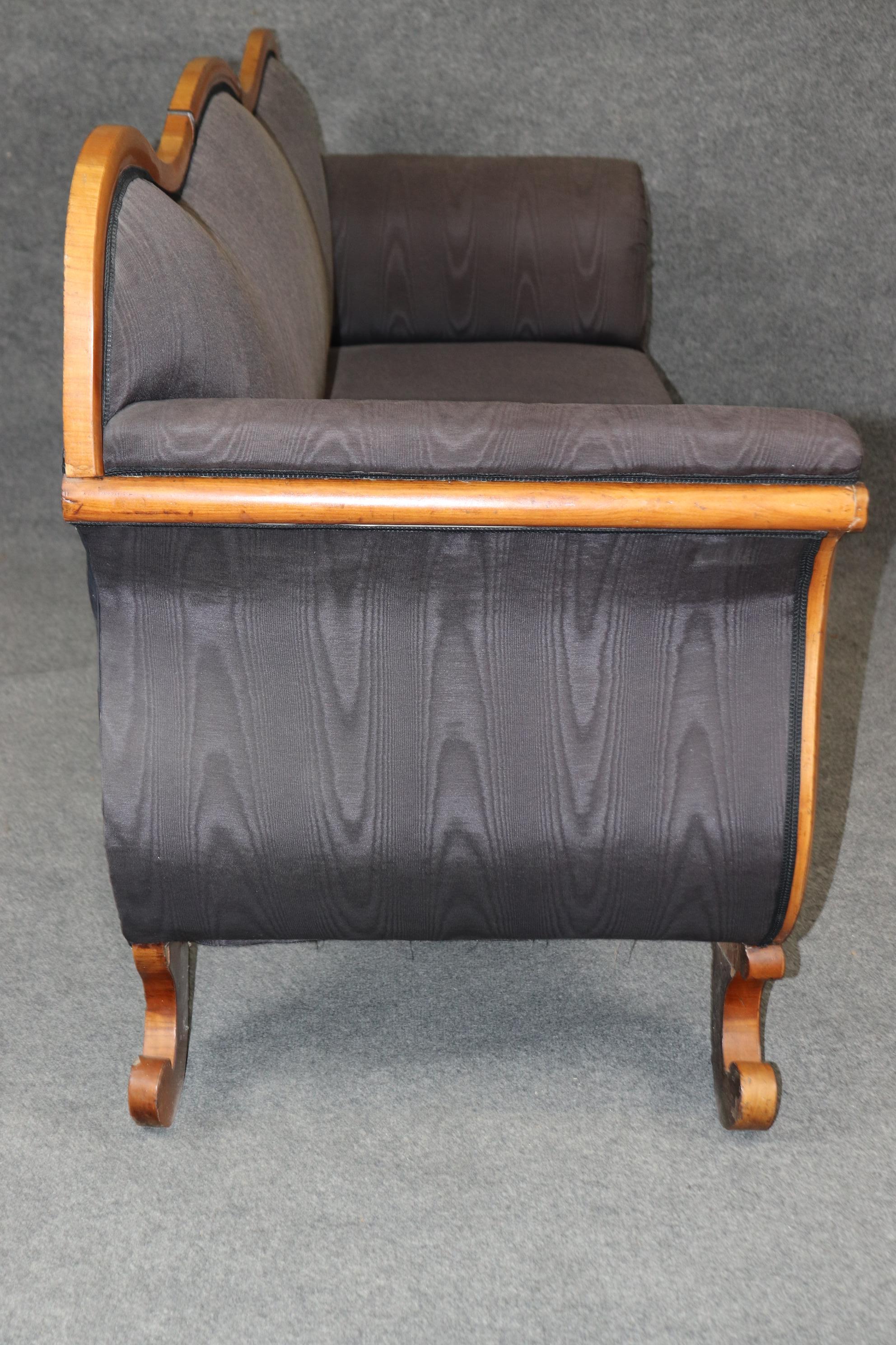 Raro Sofá Settee Serpentine de Abedul Austriaco Alemán Biedermeier de la época de 1860 en venta 10