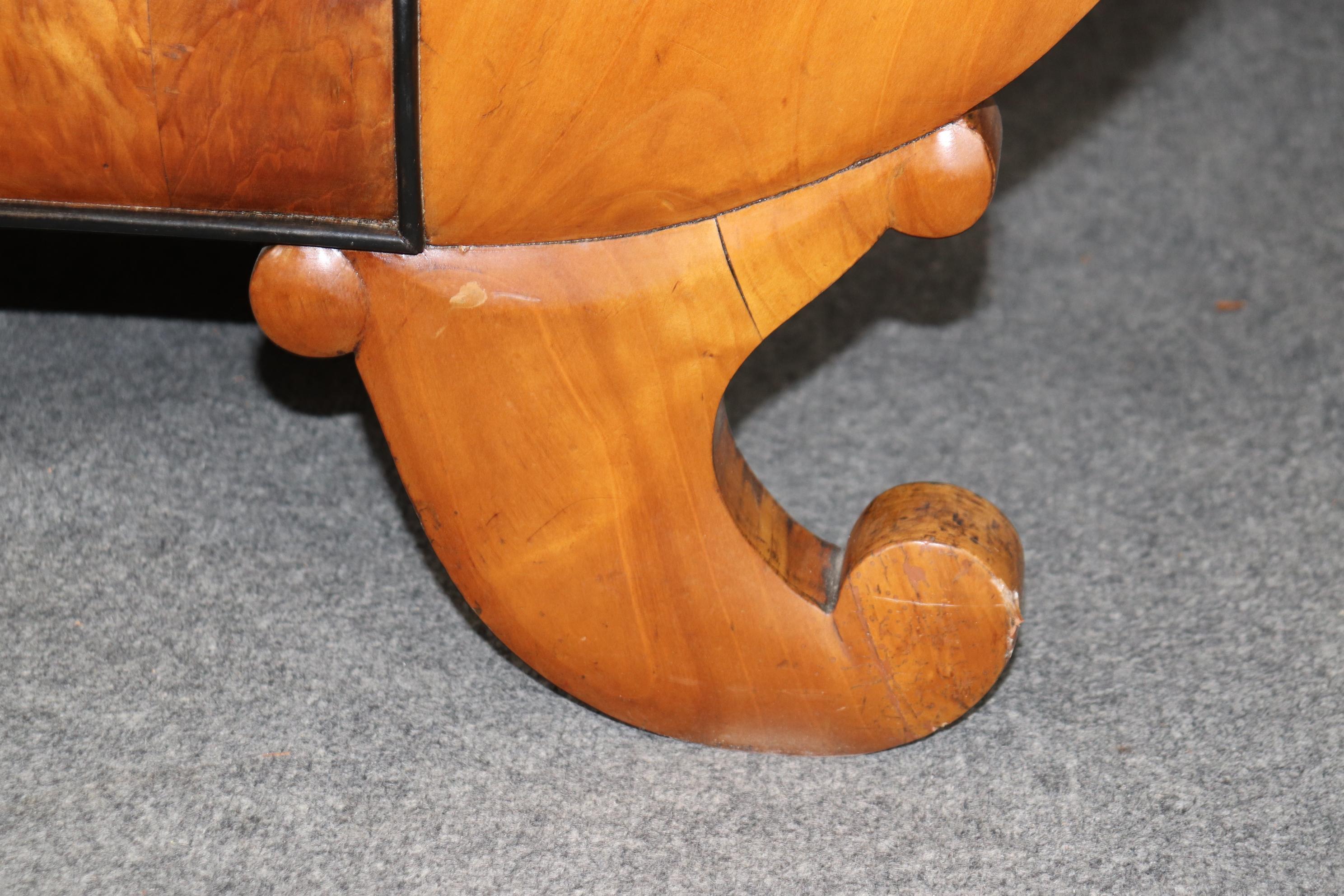 Raro Sofá Settee Serpentine de Abedul Austriaco Alemán Biedermeier de la época de 1860 en venta 11