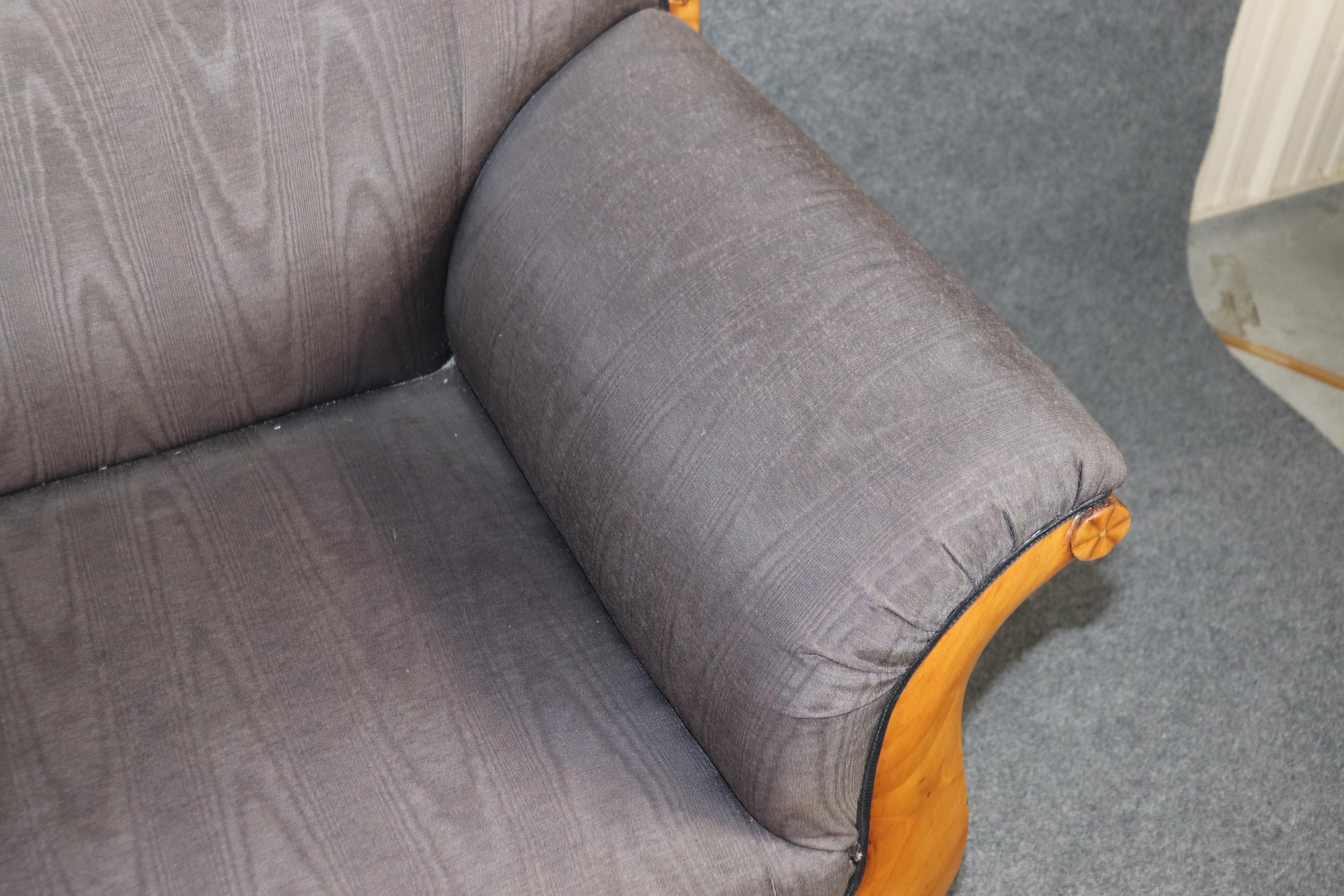 Raro Sofá Settee Serpentine de Abedul Austriaco Alemán Biedermeier de la época de 1860 en venta 12