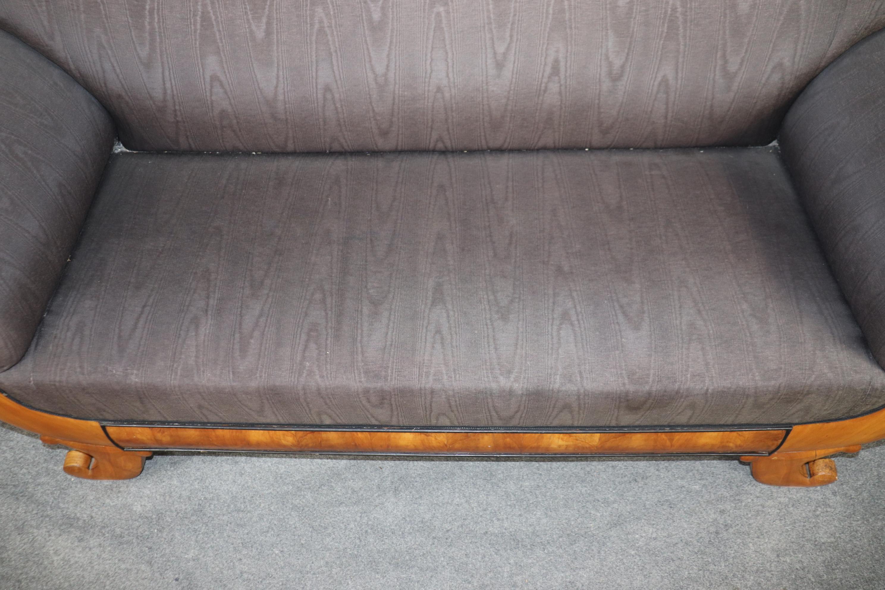 Raro Sofá Settee Serpentine de Abedul Austriaco Alemán Biedermeier de la época de 1860 en venta 14