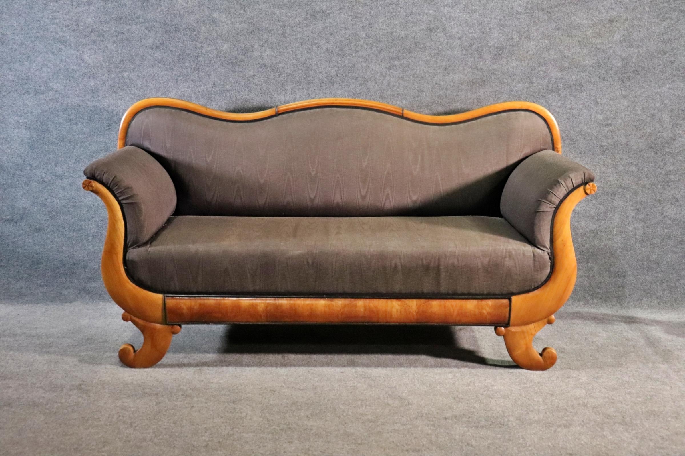 Sofá de 2 plazas Biedermeier restaurado.  Comprado en Atelier De Greef/Georges De Greef. Forma parte de la Asociación de Restauradores de Arte. También es funcionario del Museo de Milán para el reconocimiento de falsificaciones. He restaurado el