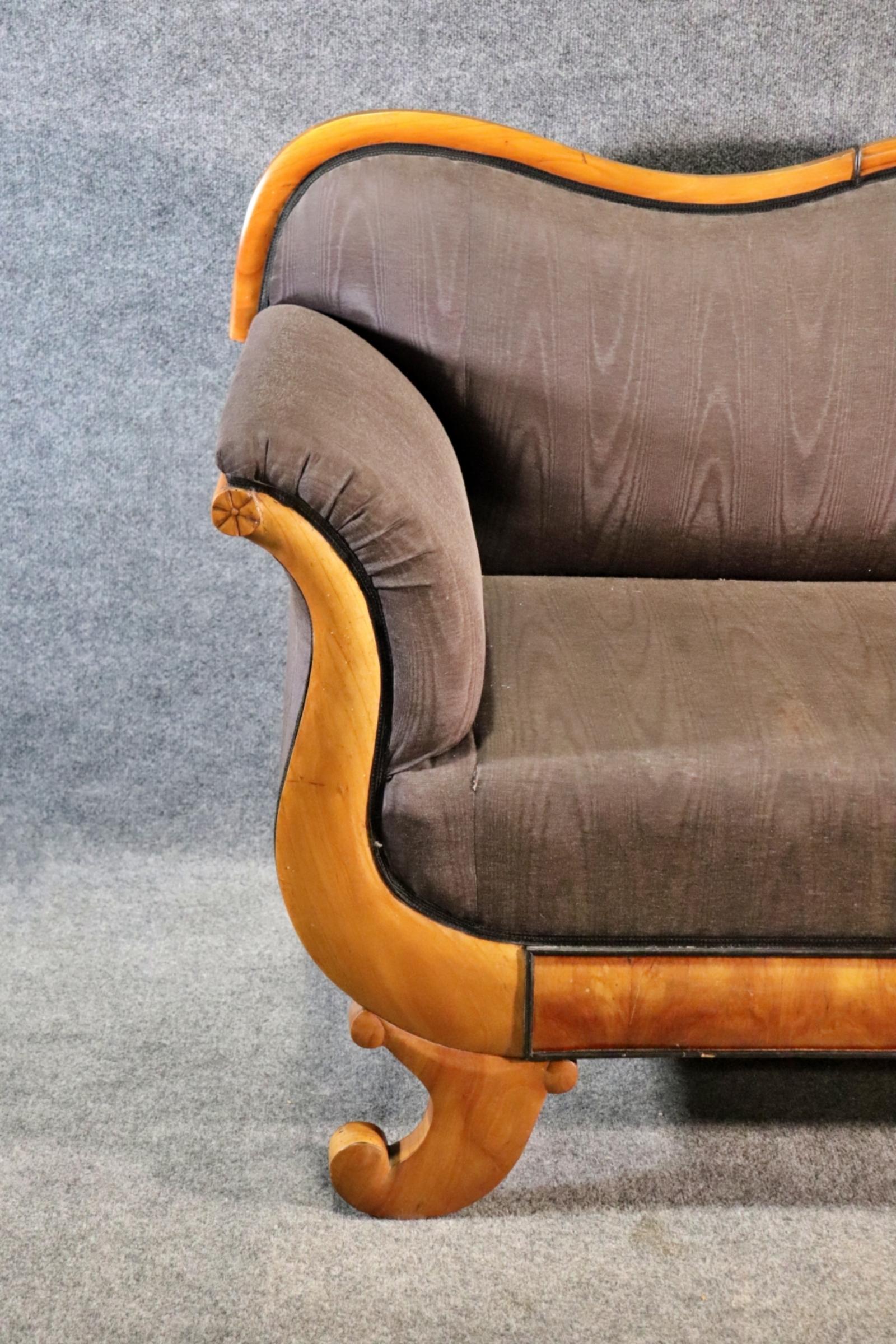 Raro Sofá Settee Serpentine de Abedul Austriaco Alemán Biedermeier de la época de 1860 en Bueno estado para la venta en Swedesboro, NJ