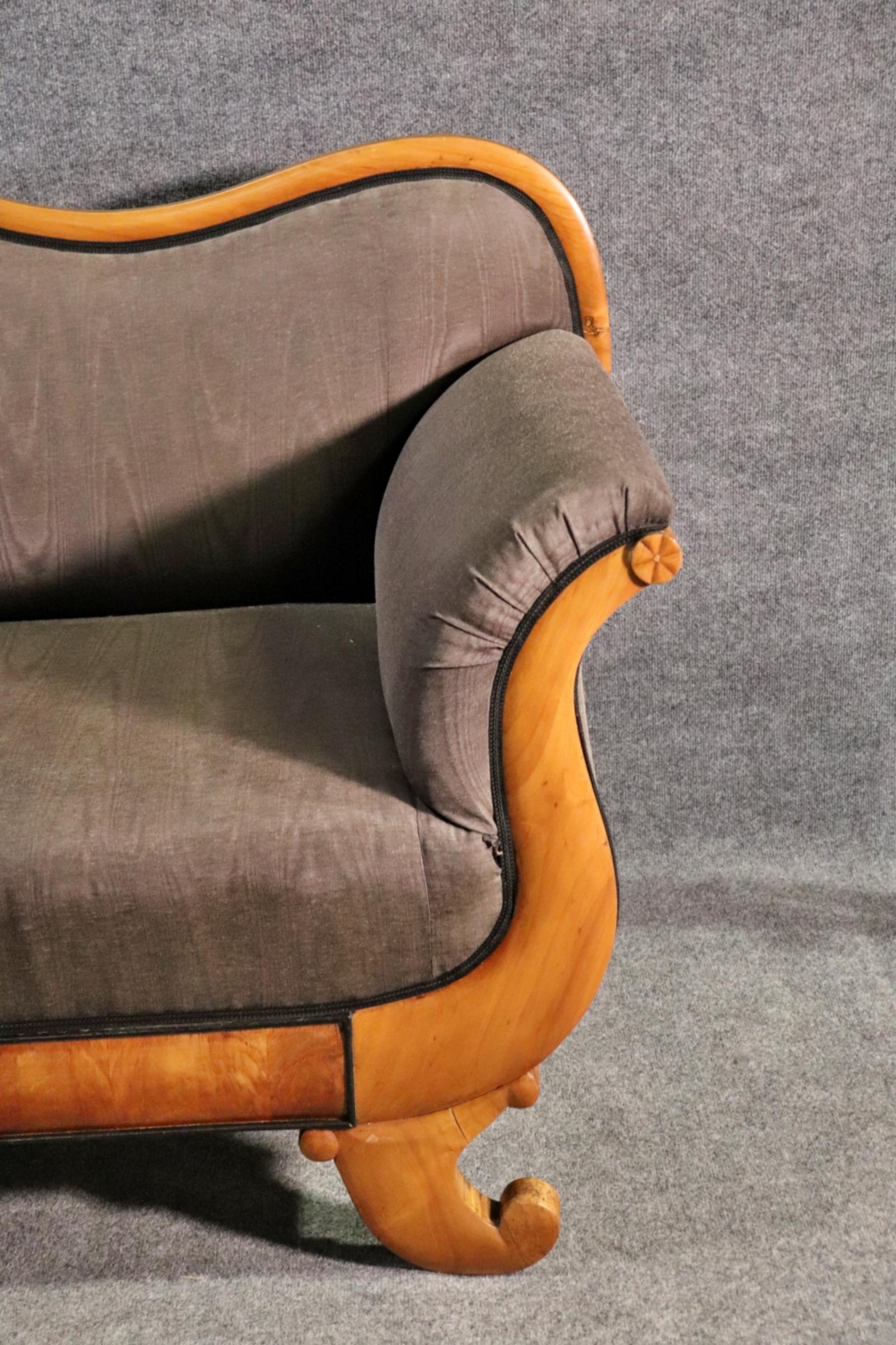 Raro Sofá Settee Serpentine de Abedul Austriaco Alemán Biedermeier de la época de 1860 Mediados del siglo XIX en venta