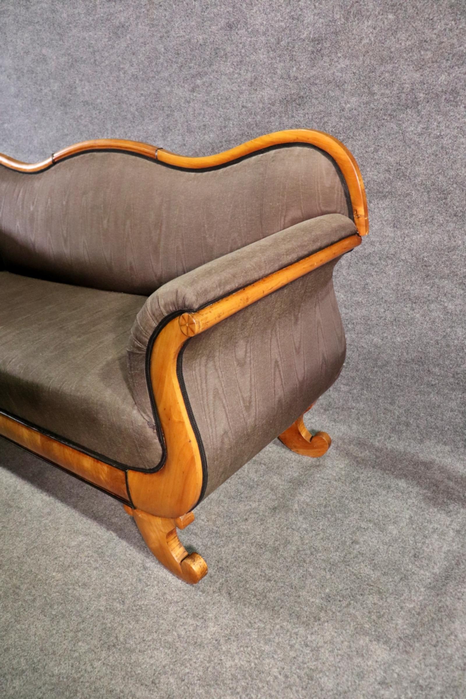 Raro Sofá Settee Serpentine de Abedul Austriaco Alemán Biedermeier de la época de 1860 en venta 2