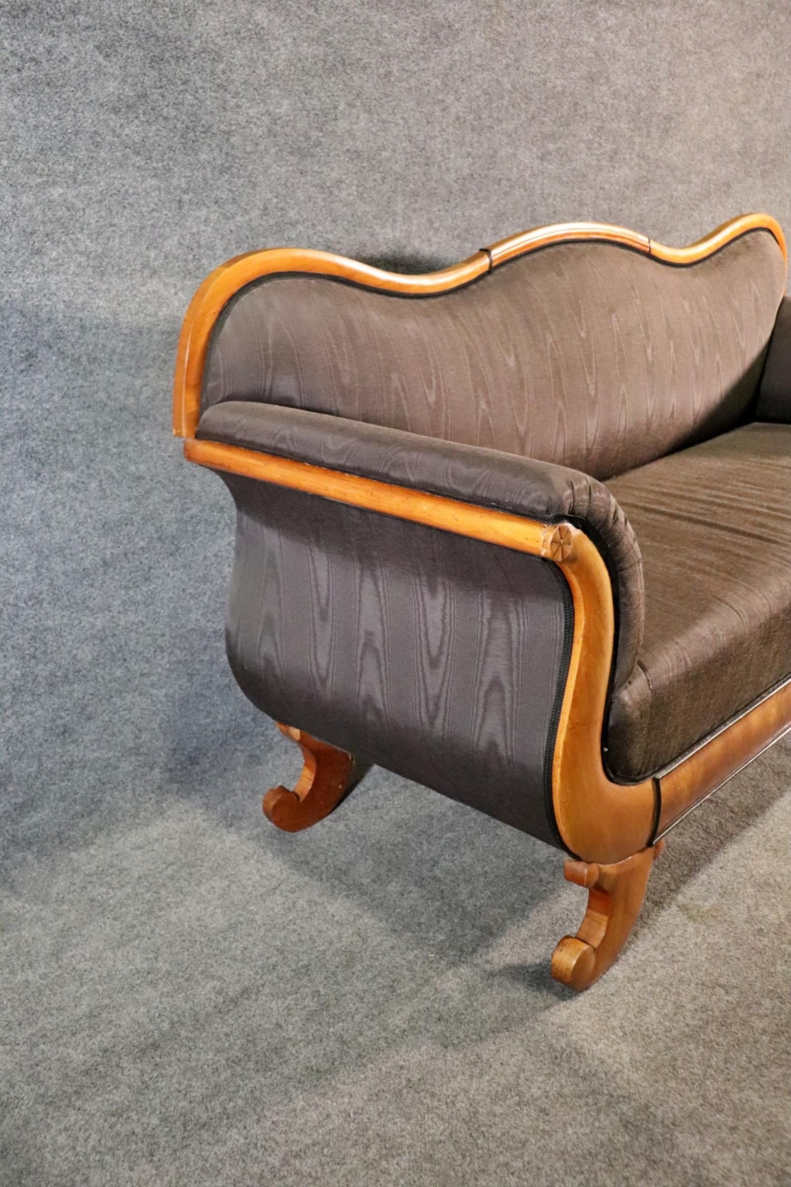 Raro Sofá Settee Serpentine de Abedul Austriaco Alemán Biedermeier de la época de 1860 en venta 3