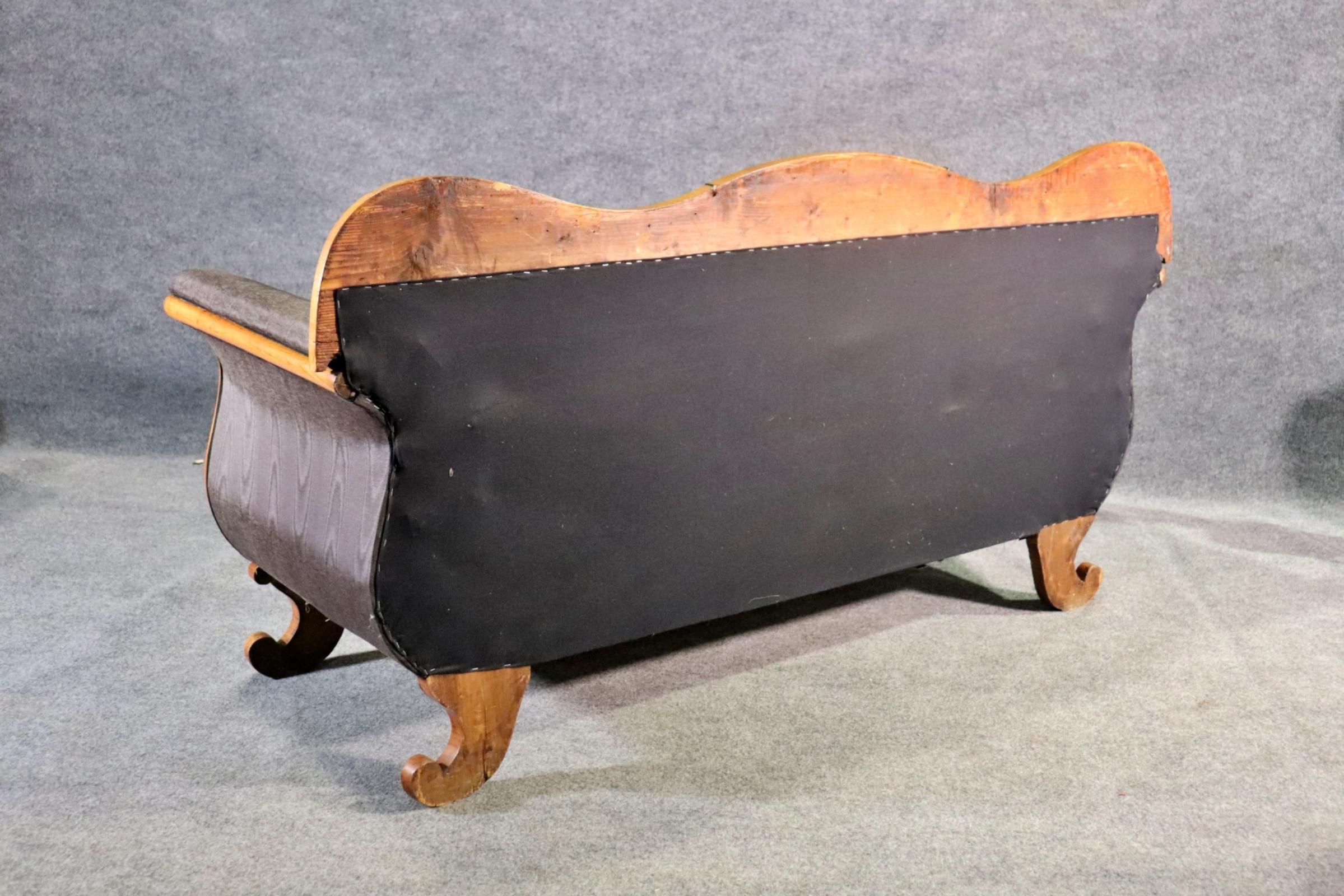 Raro Sofá Settee Serpentine de Abedul Austriaco Alemán Biedermeier de la época de 1860 en venta 5