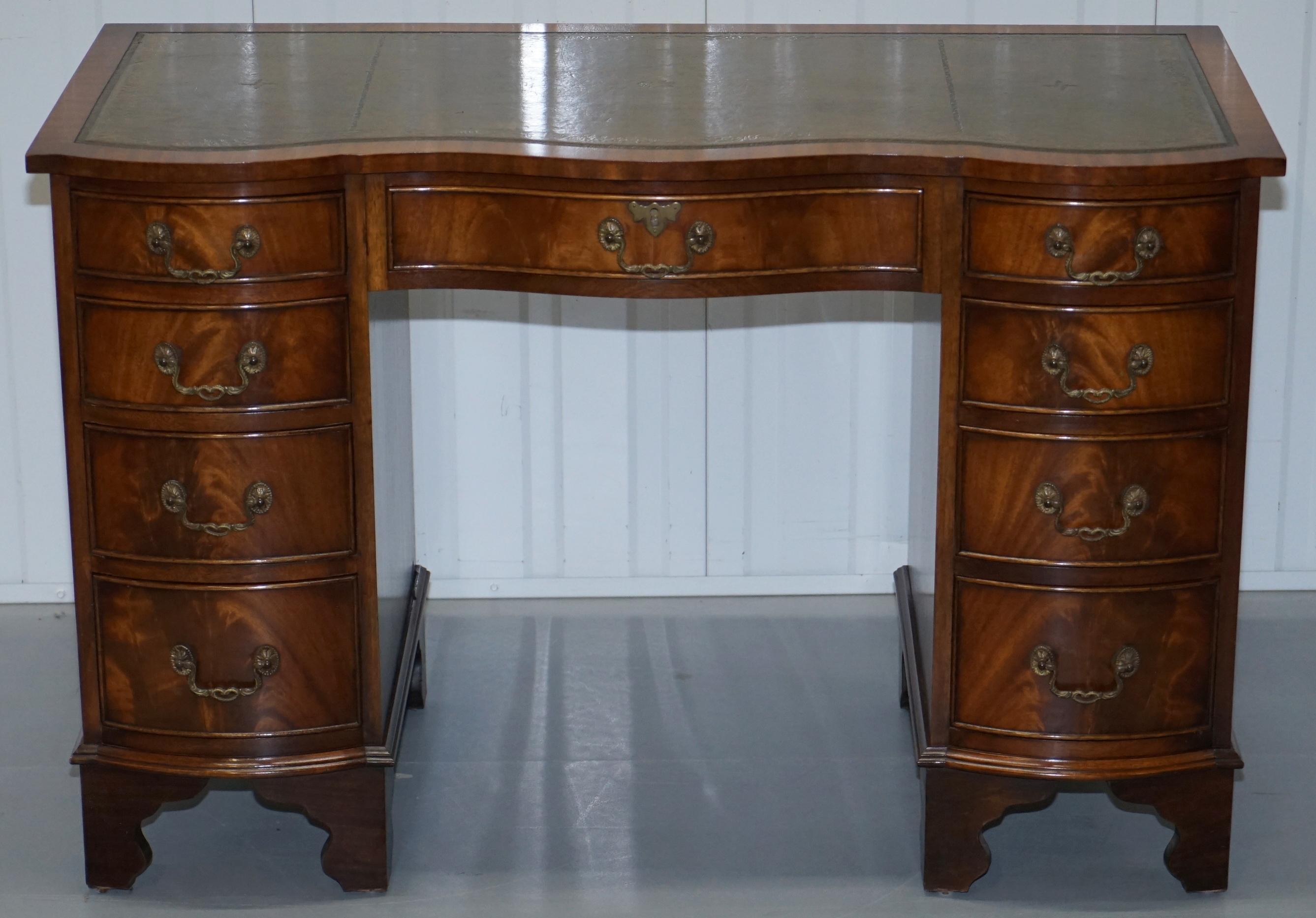 We are delighted to offer for sale this stunning Serpentine fronted leather top flamed mahogany twin pedestal partner desk

A very good looking well made and decorative piece, this desk is a lovely size, it offers plenty of workspace and the
