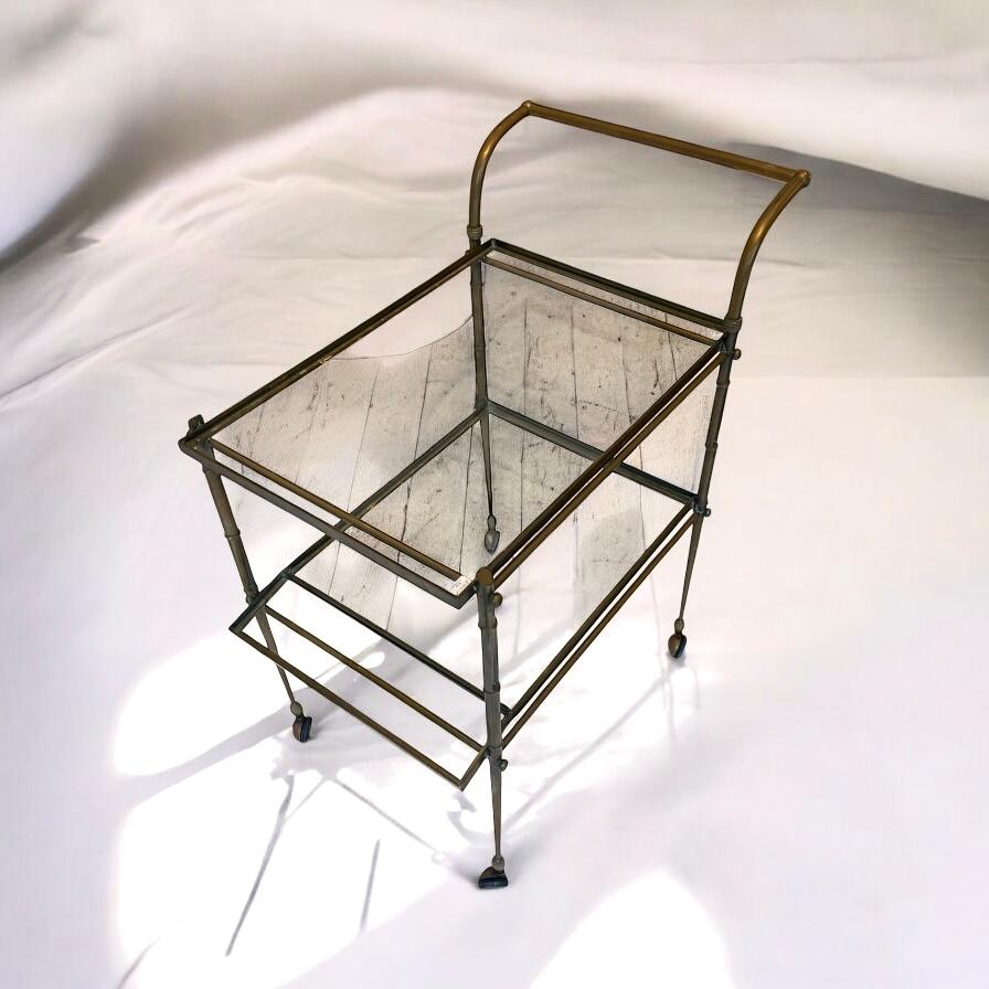 Rara barra de servir, o carro de bar en bronce, latón y cristal De principios de 1950. Fabricado en Italia Al estilo de Ico Parisi o Gio Ponti......
Muy buen estado y original.