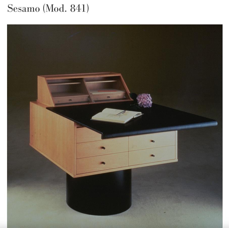 Exquisiter und sehr seltener Pop Up-Schreibtisch von Gianfranco Frattini in Italien für Bernini.
Das Label ist vorhanden, und alle Schubladengriffe sind mit dem Logo versehen.

Wenn Sie die lederne Schreibtischplatte nach vorne ziehen, kommen die