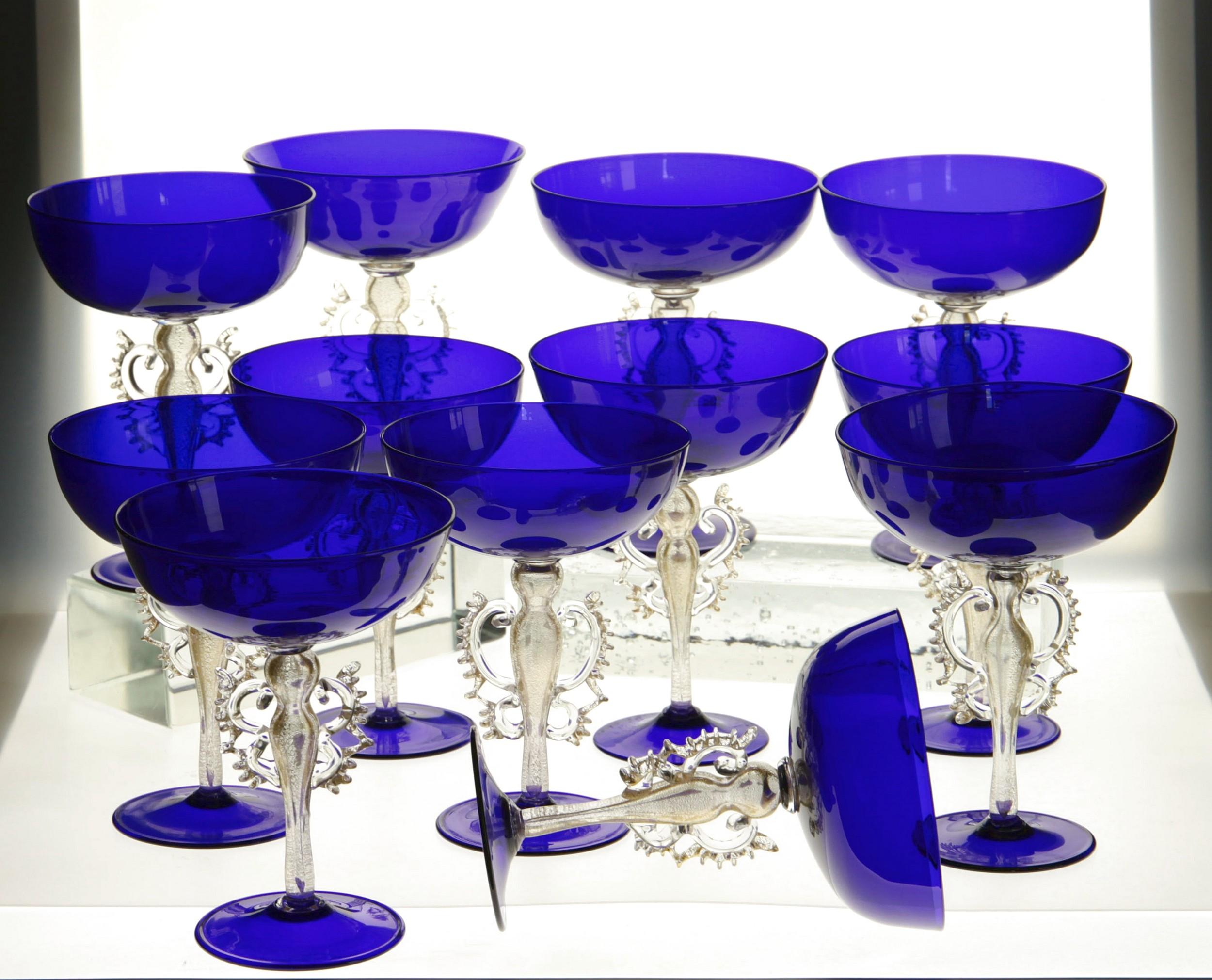 Ensemble rare, 12 gobelets à champagne Cenedese, verre de Murano cobalt avec touches d'or, signés en vente 7