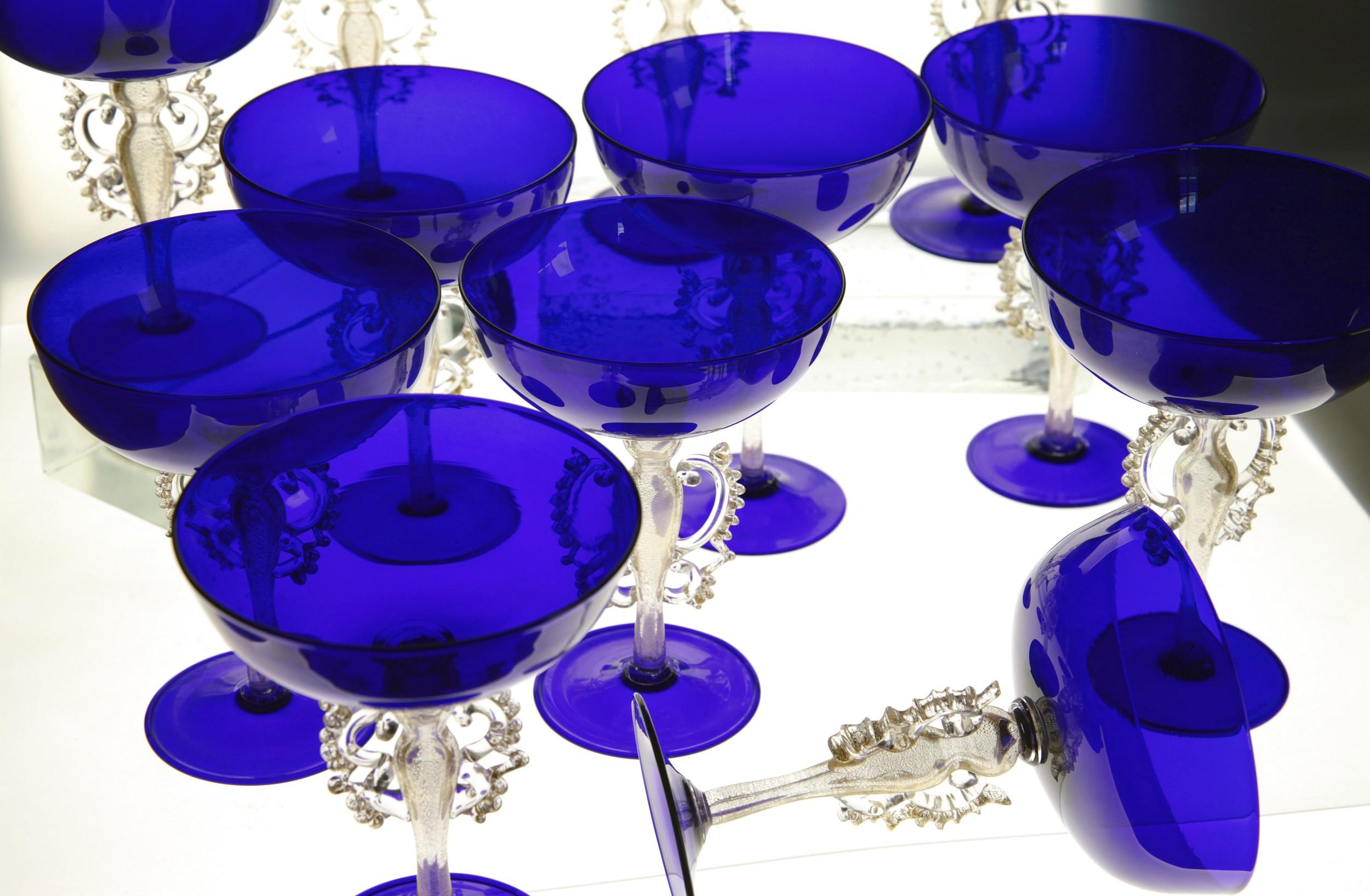 Ensemble rare, 12 gobelets à champagne Cenedese, verre de Murano cobalt avec touches d'or, signés en vente 9