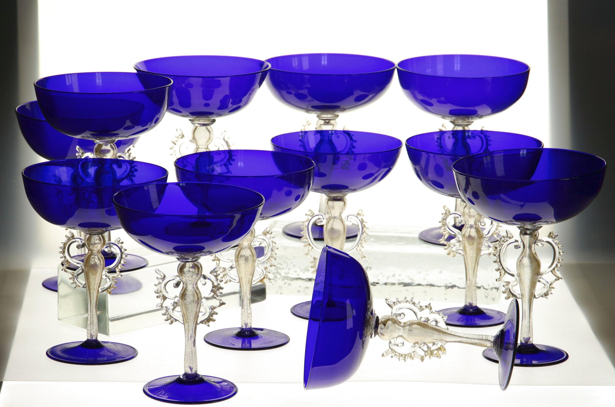 Seltenes Set, 12 Cenedese-Champagnerkelche, Murano-Kobaltglas-Gold-Akzent, signiert im Angebot 13