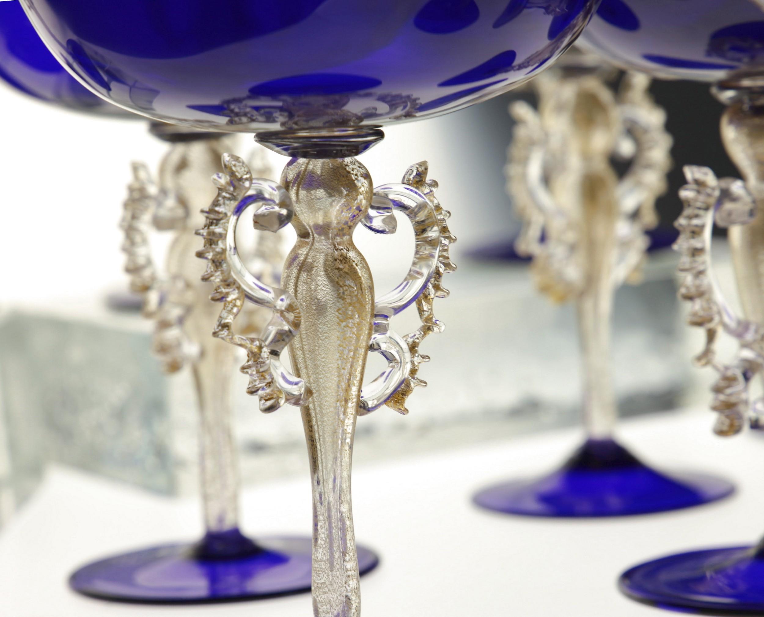 Moderne Ensemble rare, 12 gobelets à champagne Cenedese, verre de Murano cobalt avec touches d'or, signés en vente