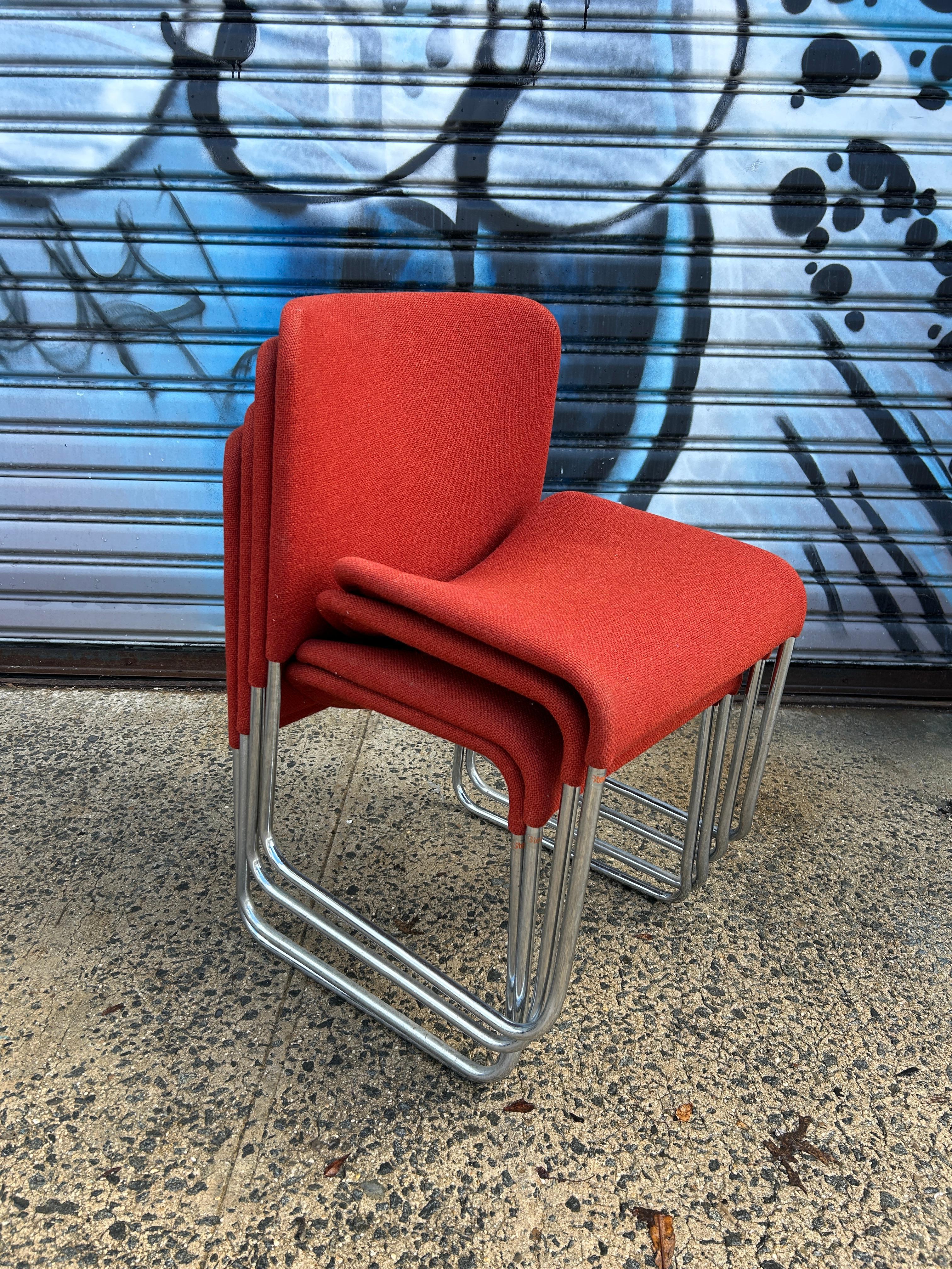 Rare ensemble de (4) chaises empilables Ecco en tube chromé et laine tissée rouge par l'équipe de Møre Design. Chaise de salle à manger 