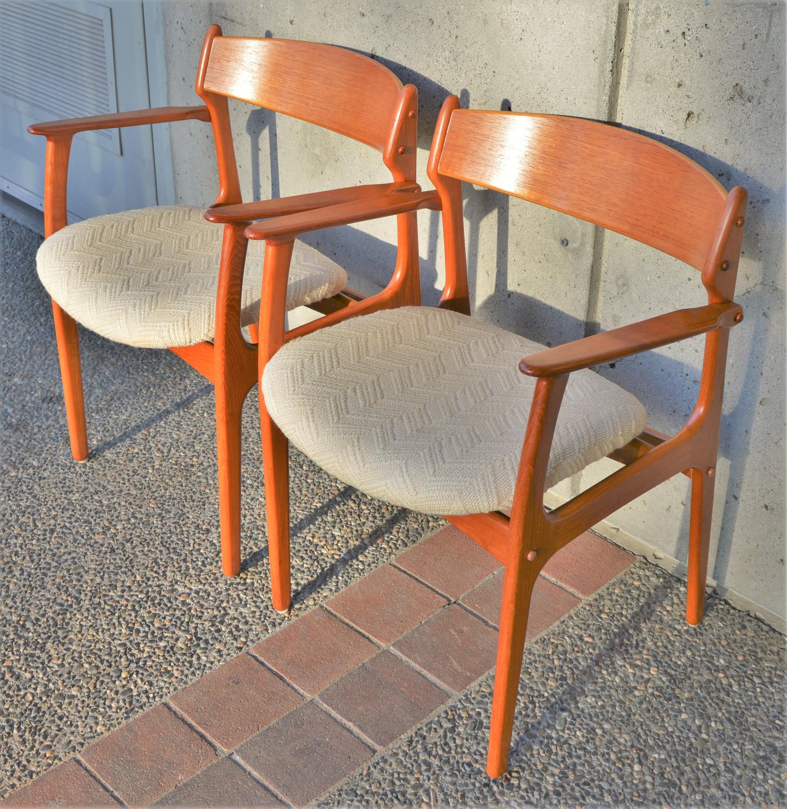 This rare set of 6 Danish modern teak dining chairs by Erik Buch for Oddense Maskinsnedkeri are the rare version with the wood backrests - so well known to be ergonomically superbly comfortable. Note the set includes 2 arm chairs and the sculptural