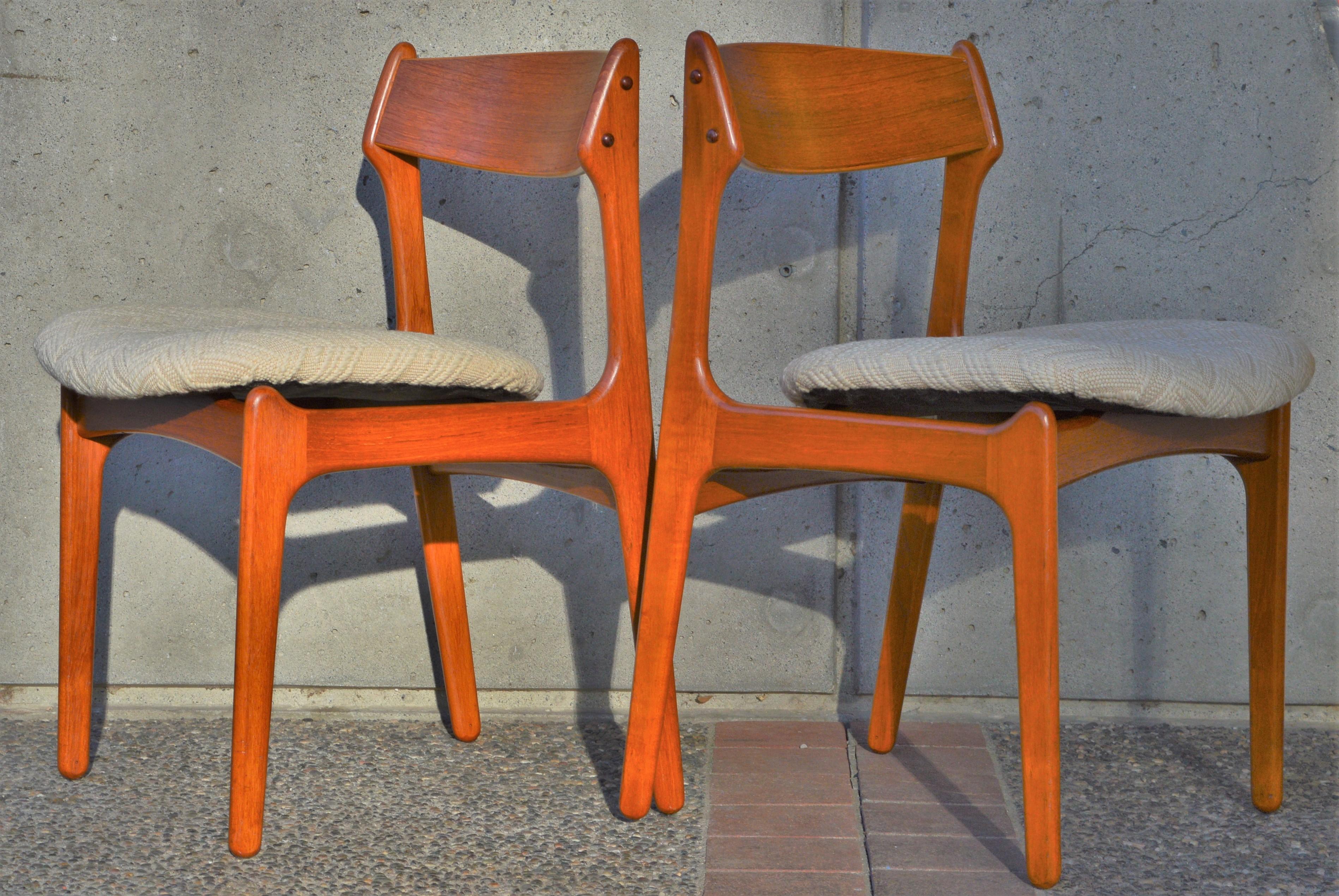 Rare Set 6 Danish Teak Dining Chairs by Erik Buch, Teak Backrests & 2 Armchairs In Good Condition For Sale In New Westminster, British Columbia