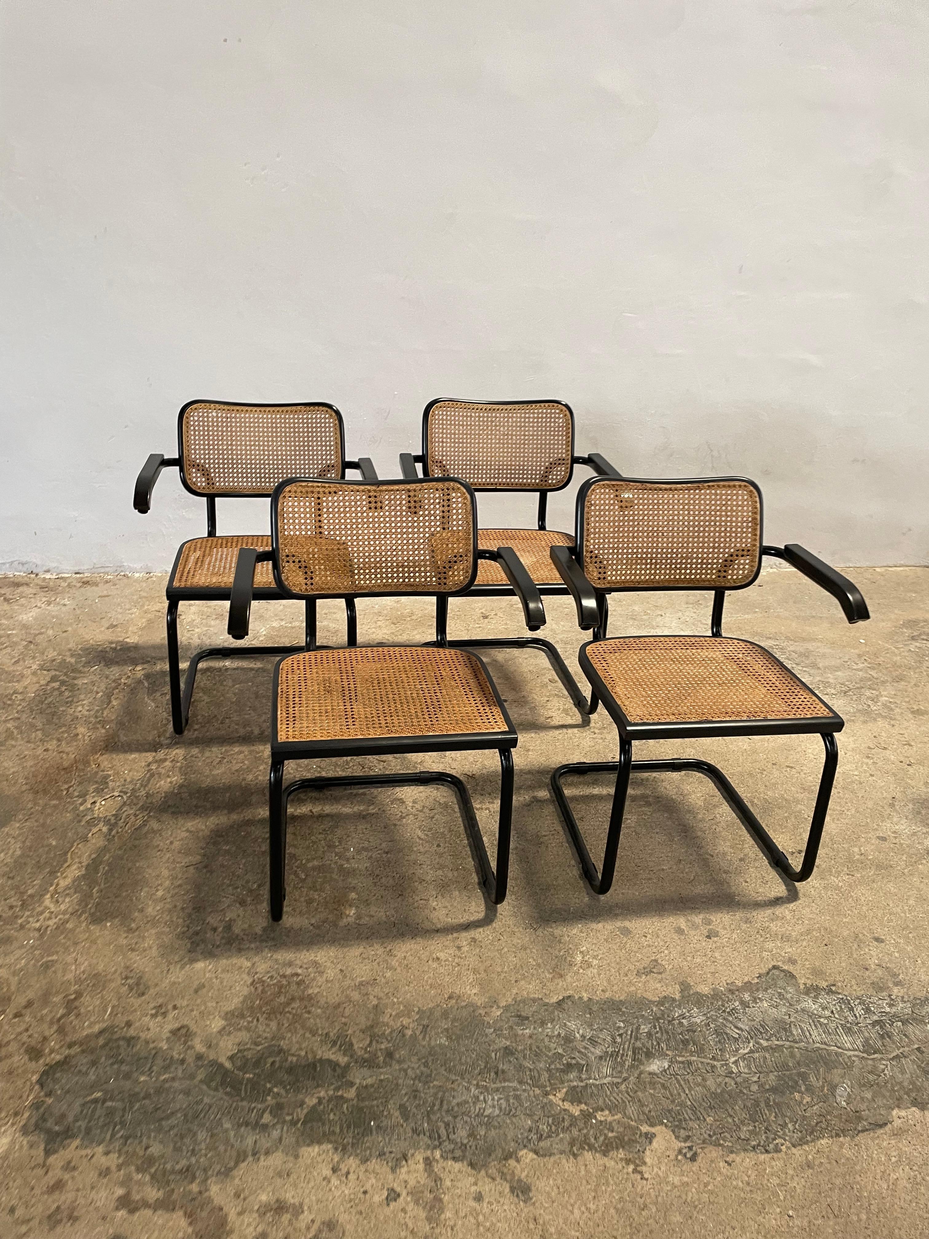 Ensemble de quatre (4) rares chaises Icone entièrement noires, icône du Bauhaus et conçues en 1928, par Marcel Breuer. Bois de hêtre noir, structure tubulaire laquée noire. En bon état vintage, usure due à l'âge et à l'utilisation.

Offert ici un
