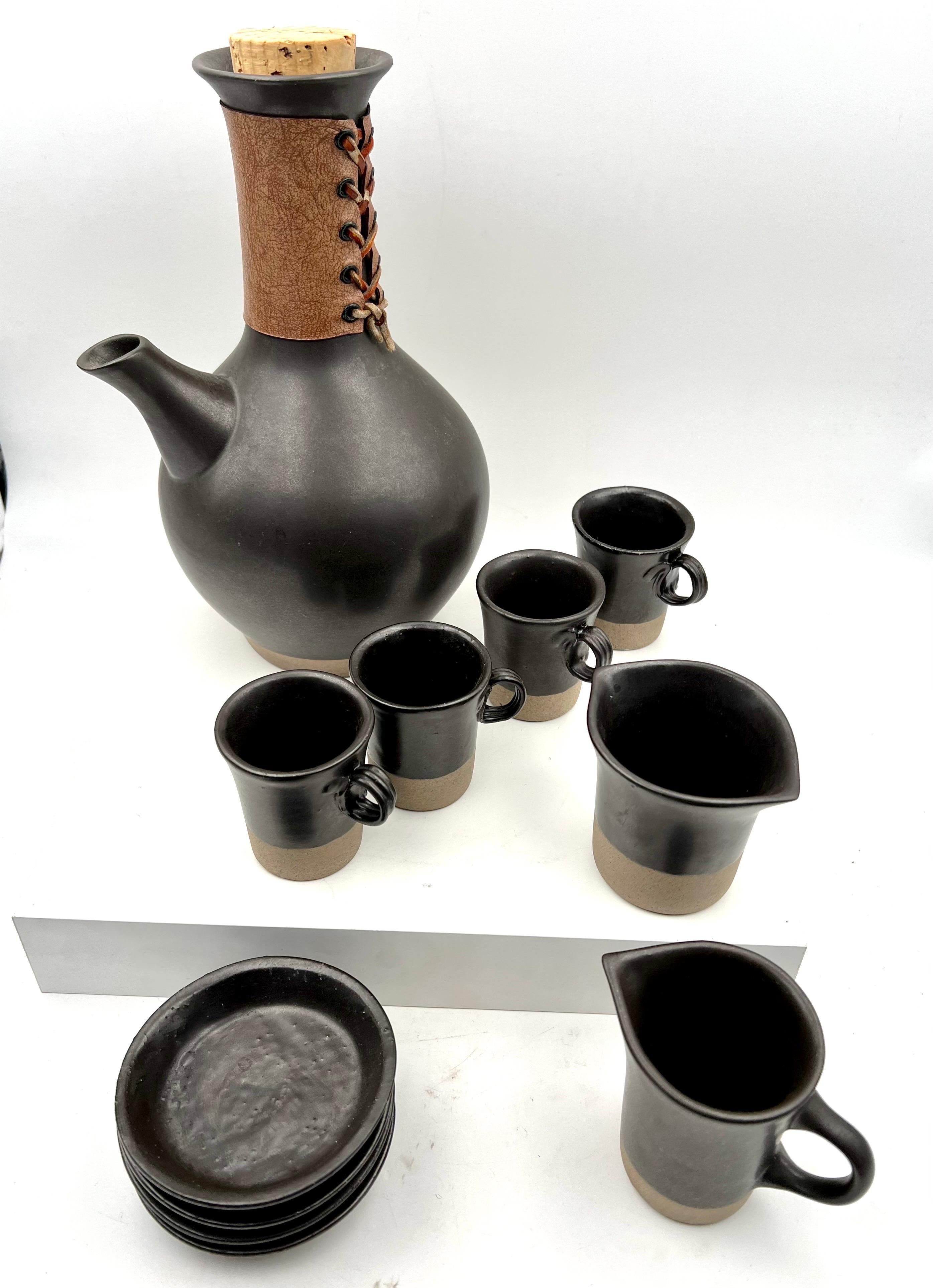 Mid-Century Modern Ensemble rare d'assiettes, tasses et soucoupes à café et à eau, signées par Martz Studio en vente