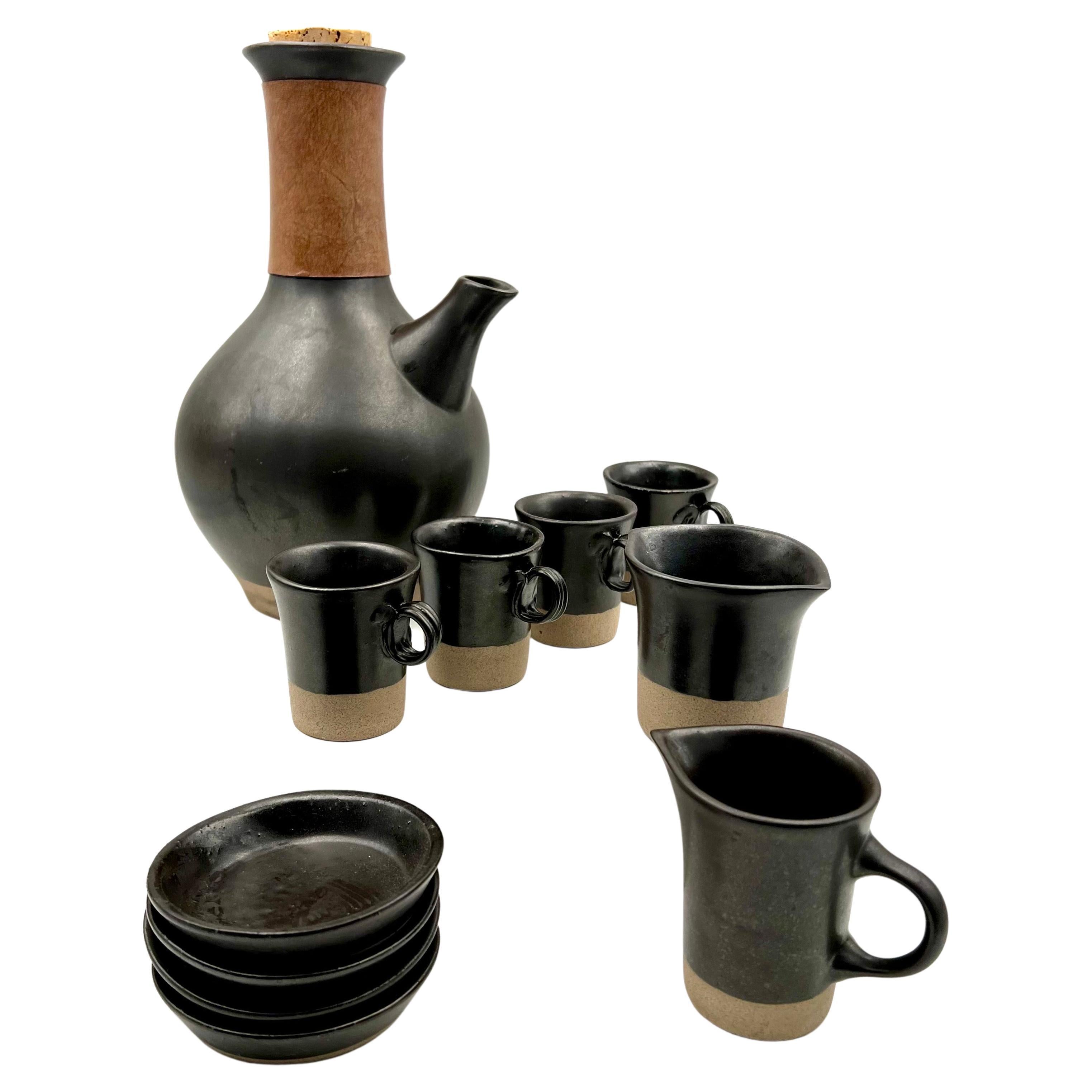 Ensemble rare d'assiettes, tasses et soucoupes à café et à eau, signées par Martz Studio