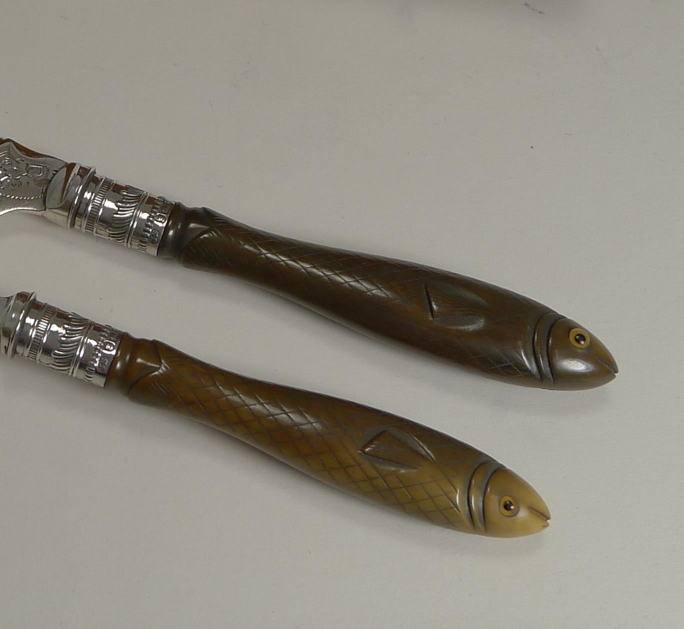 Début du 20ème siècle Ensemble rare de couteaux et de fourchettes à poisson, poignées sculptées figuratives avec yeux en verre, 1909 en vente