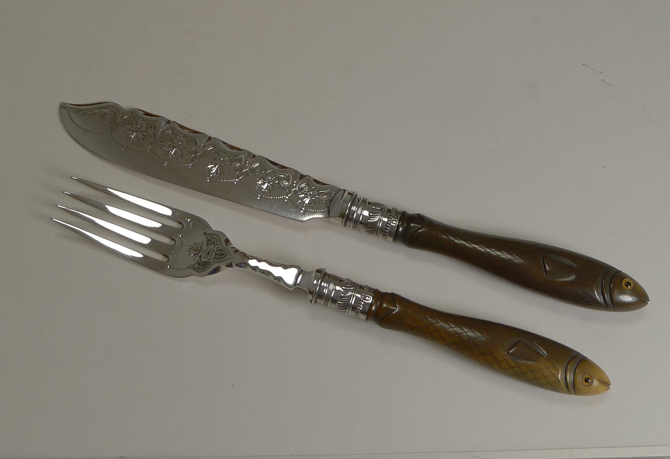 Seltene Set Fischmesser und Gabeln, figurale geschnitzte Griffe mit Glasaugen, 1909 (Versilberung) im Angebot