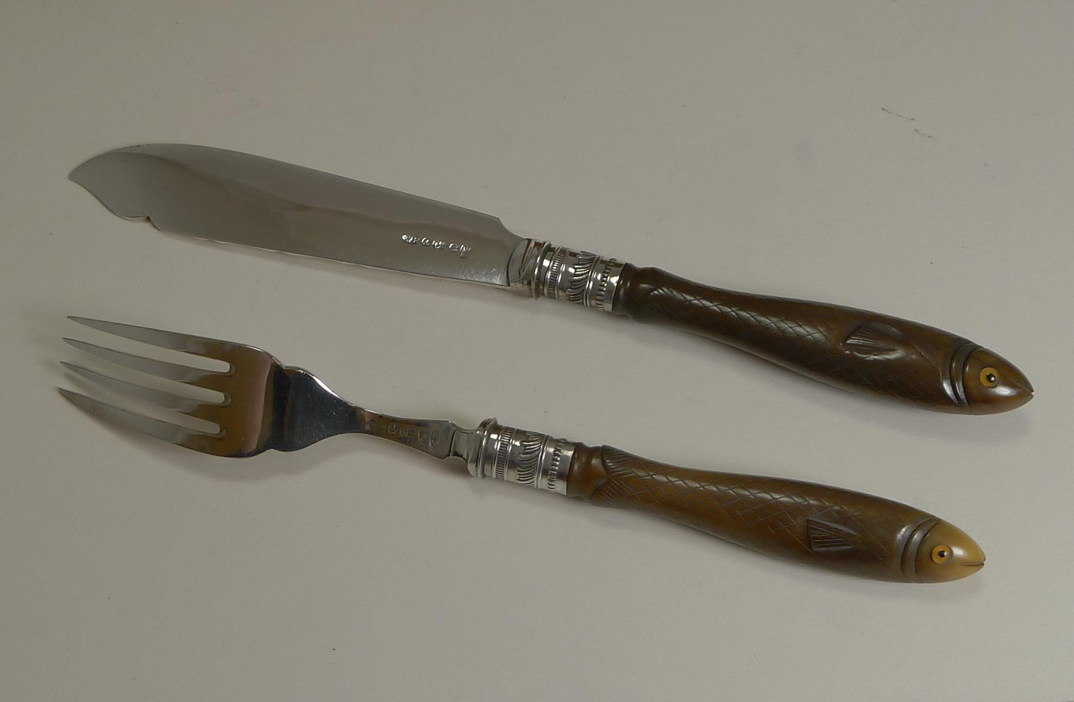Ensemble rare de couteaux et de fourchettes à poisson, poignées sculptées figuratives avec yeux en verre, 1909 en vente 1