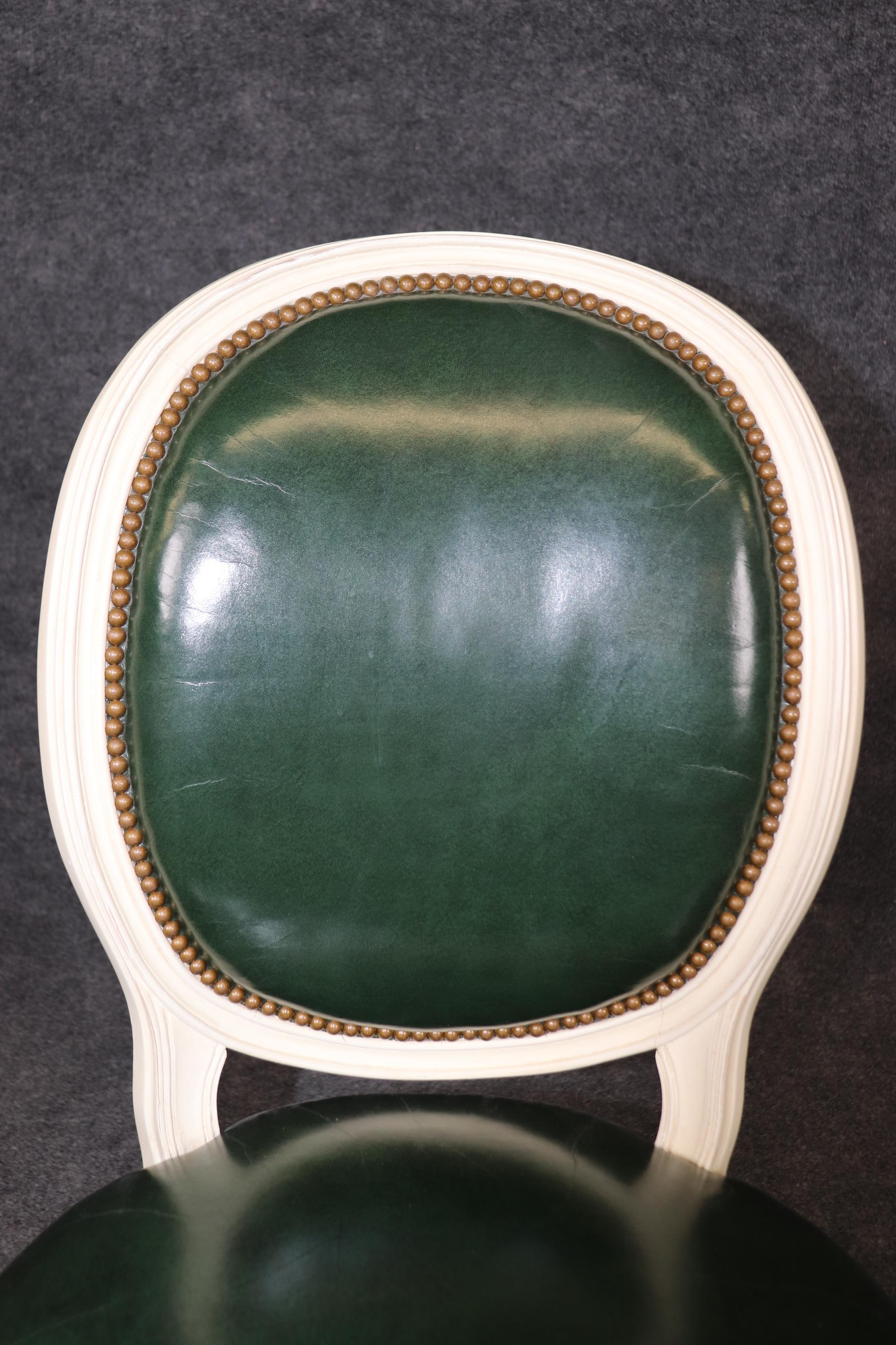 Raro set di 10 sedie da pranzo in pelle dipinte con schienale a cammeo attribuite alla Maison Jansen in vendita 3