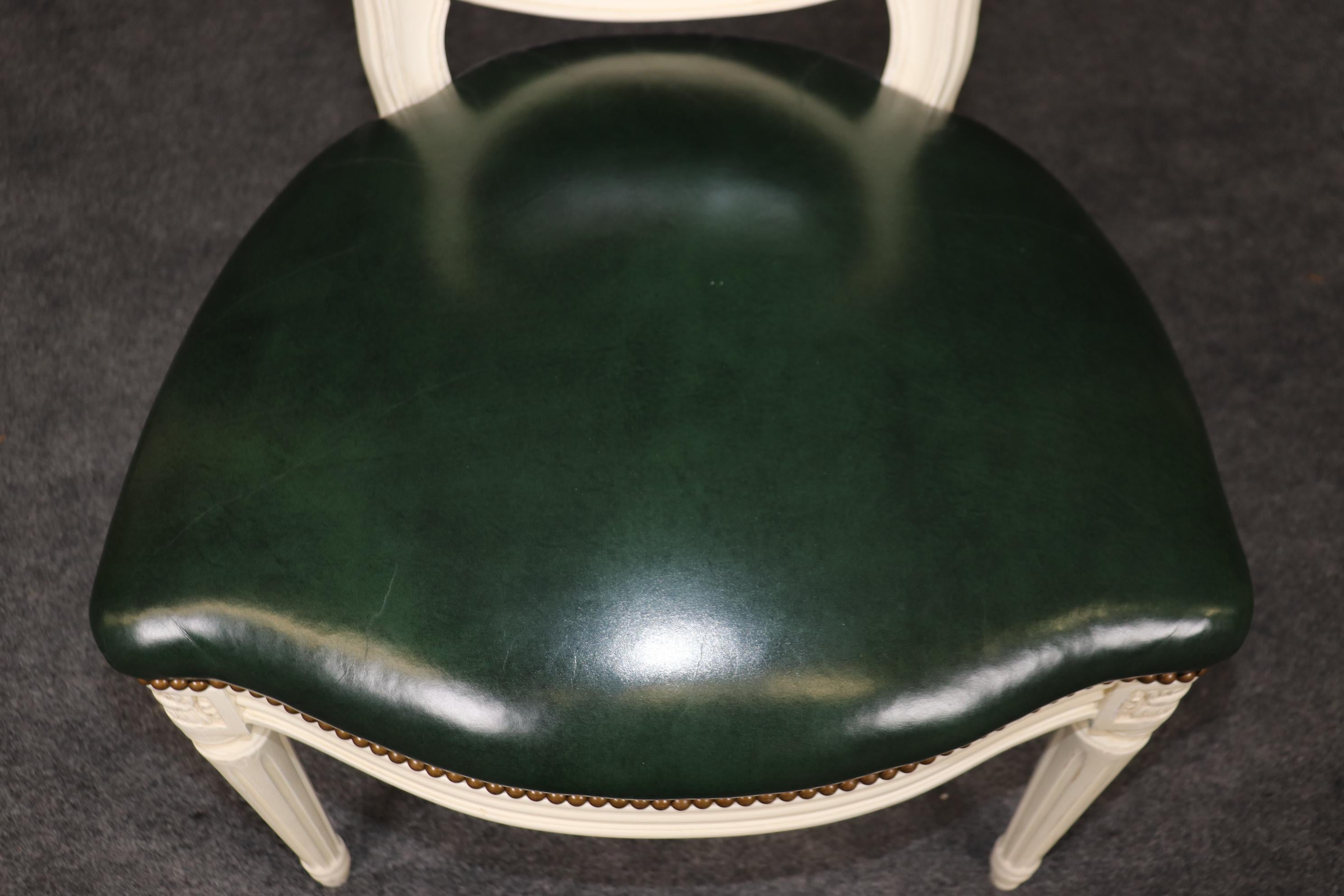 Raro set di 10 sedie da pranzo in pelle dipinte con schienale a cammeo attribuite alla Maison Jansen in vendita 4