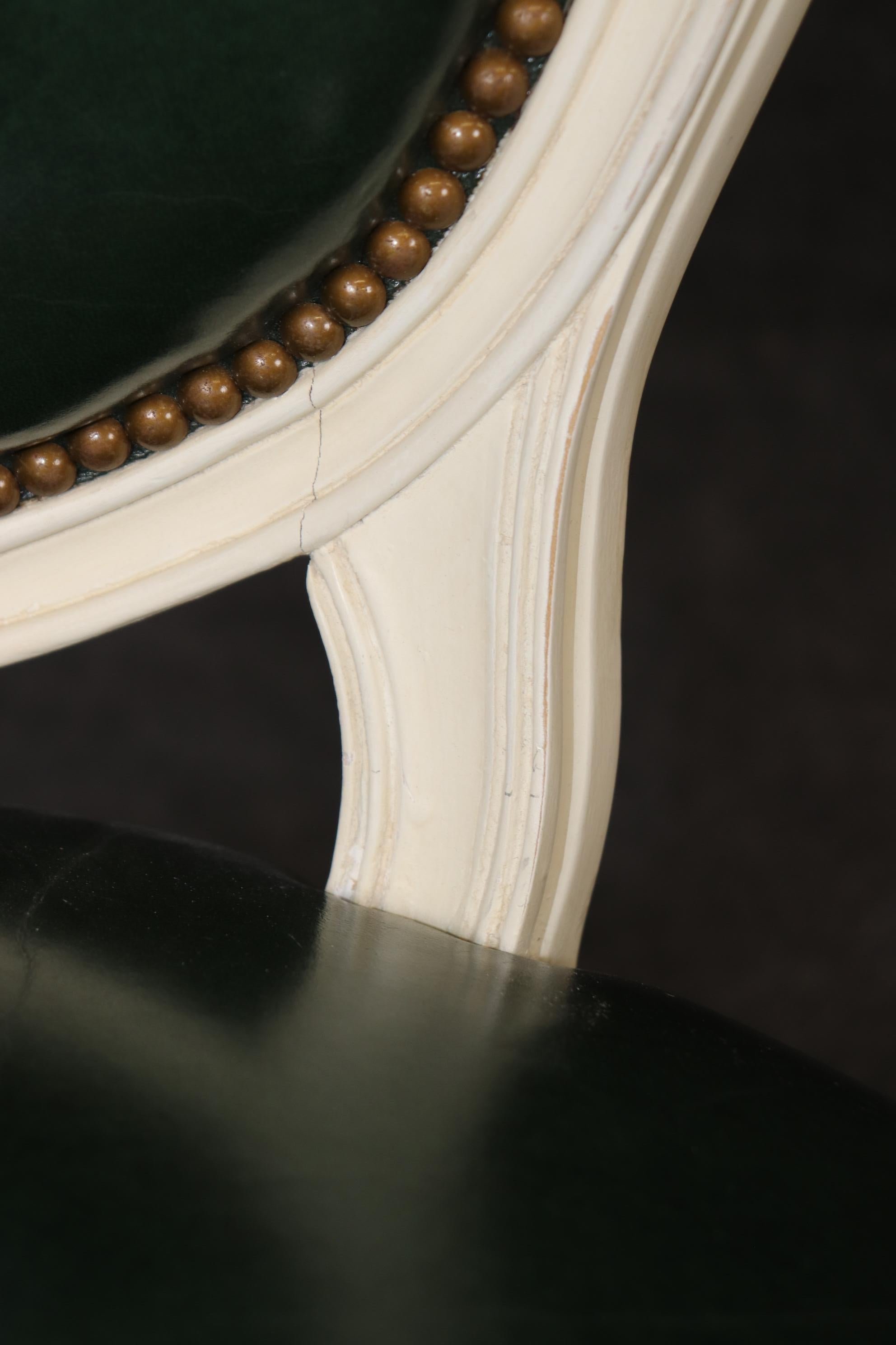 Raro set di 10 sedie da pranzo in pelle dipinte con schienale a cammeo attribuite alla Maison Jansen in vendita 5