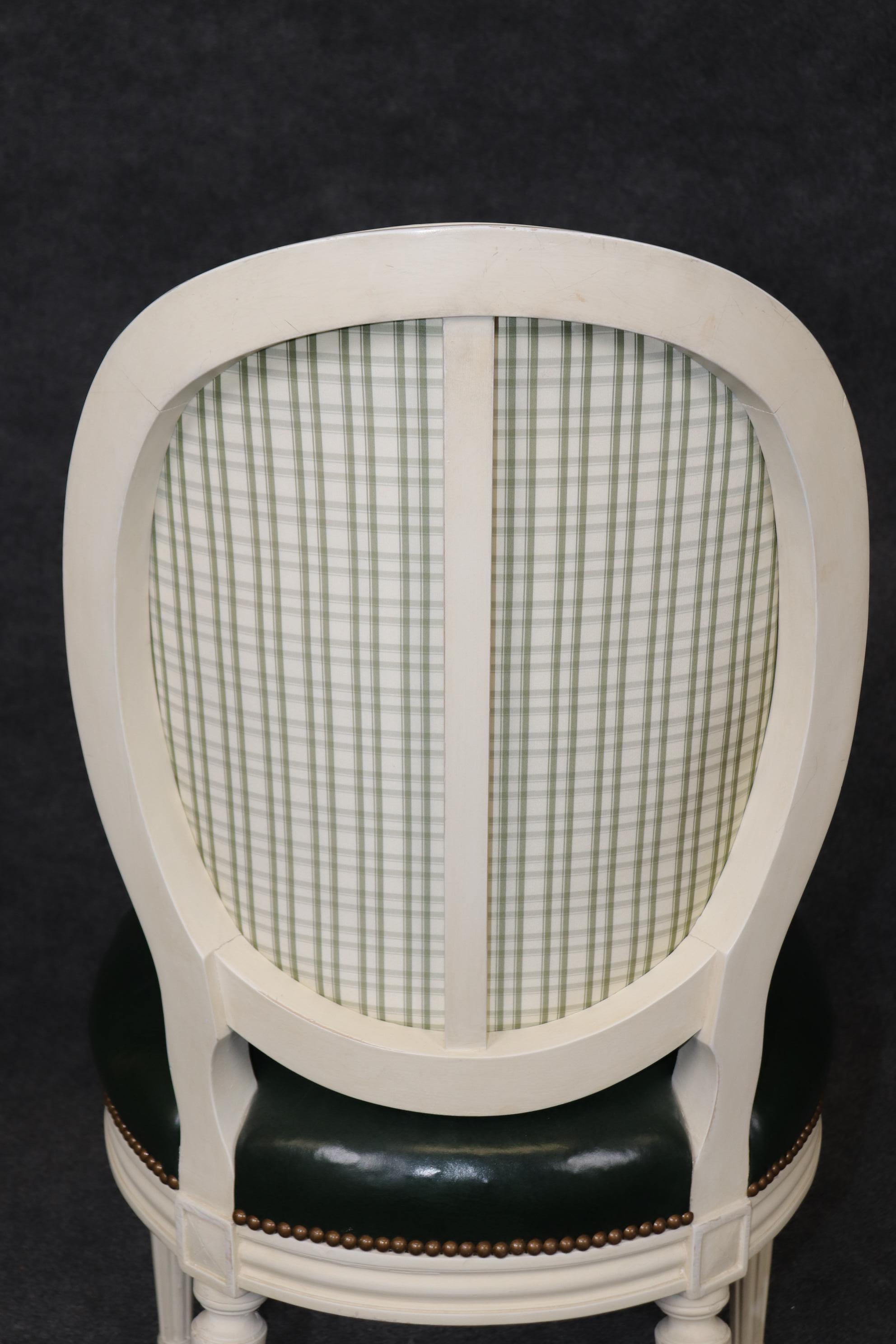 Raro set di 10 sedie da pranzo in pelle dipinte con schienale a cammeo attribuite alla Maison Jansen in vendita 6