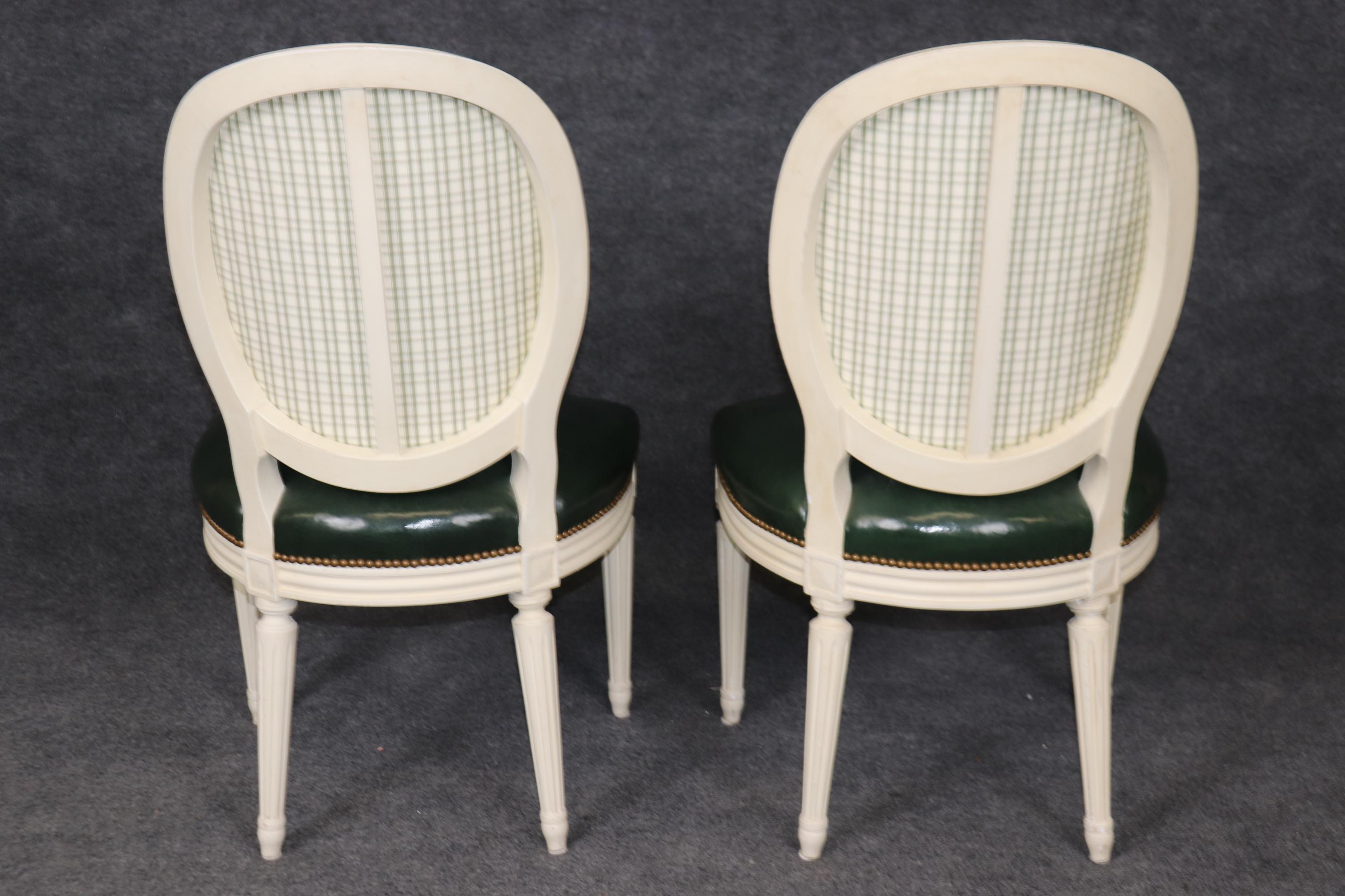 Luigi XVI Raro set di 10 sedie da pranzo in pelle dipinte con schienale a cammeo attribuite alla Maison Jansen in vendita
