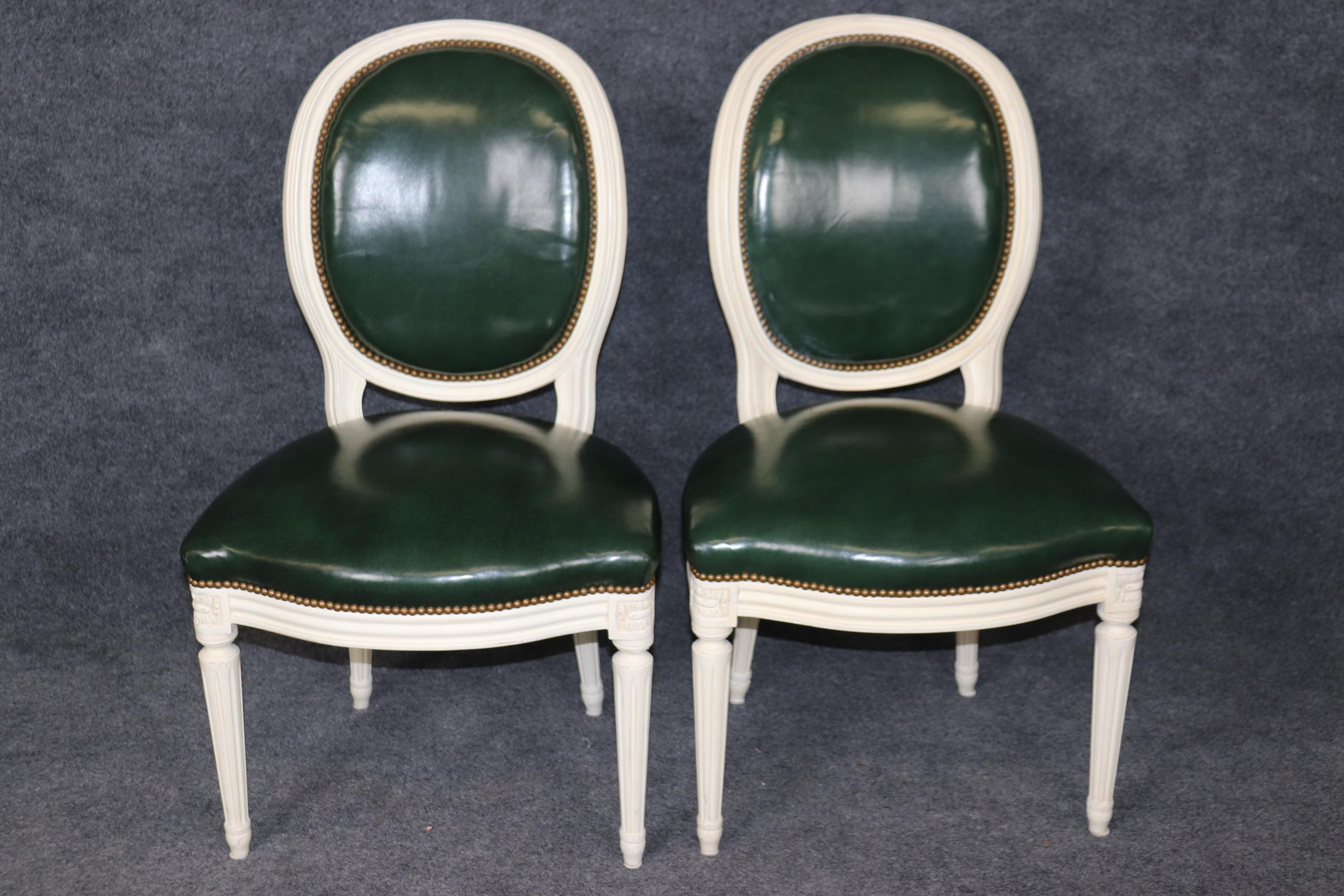 Francese Raro set di 10 sedie da pranzo in pelle dipinte con schienale a cammeo attribuite alla Maison Jansen in vendita