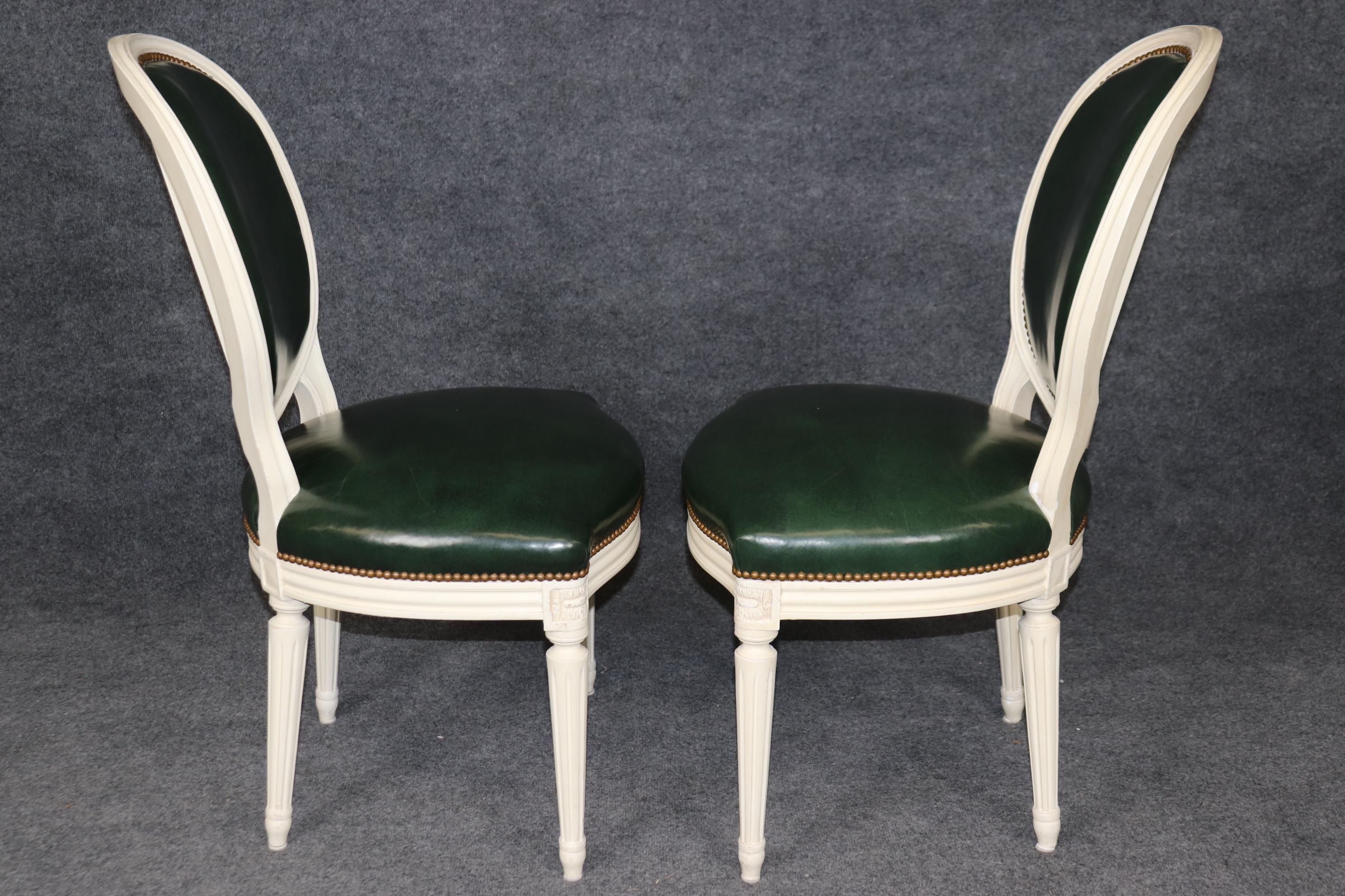 Metà XX secolo Raro set di 10 sedie da pranzo in pelle dipinte con schienale a cammeo attribuite alla Maison Jansen in vendita