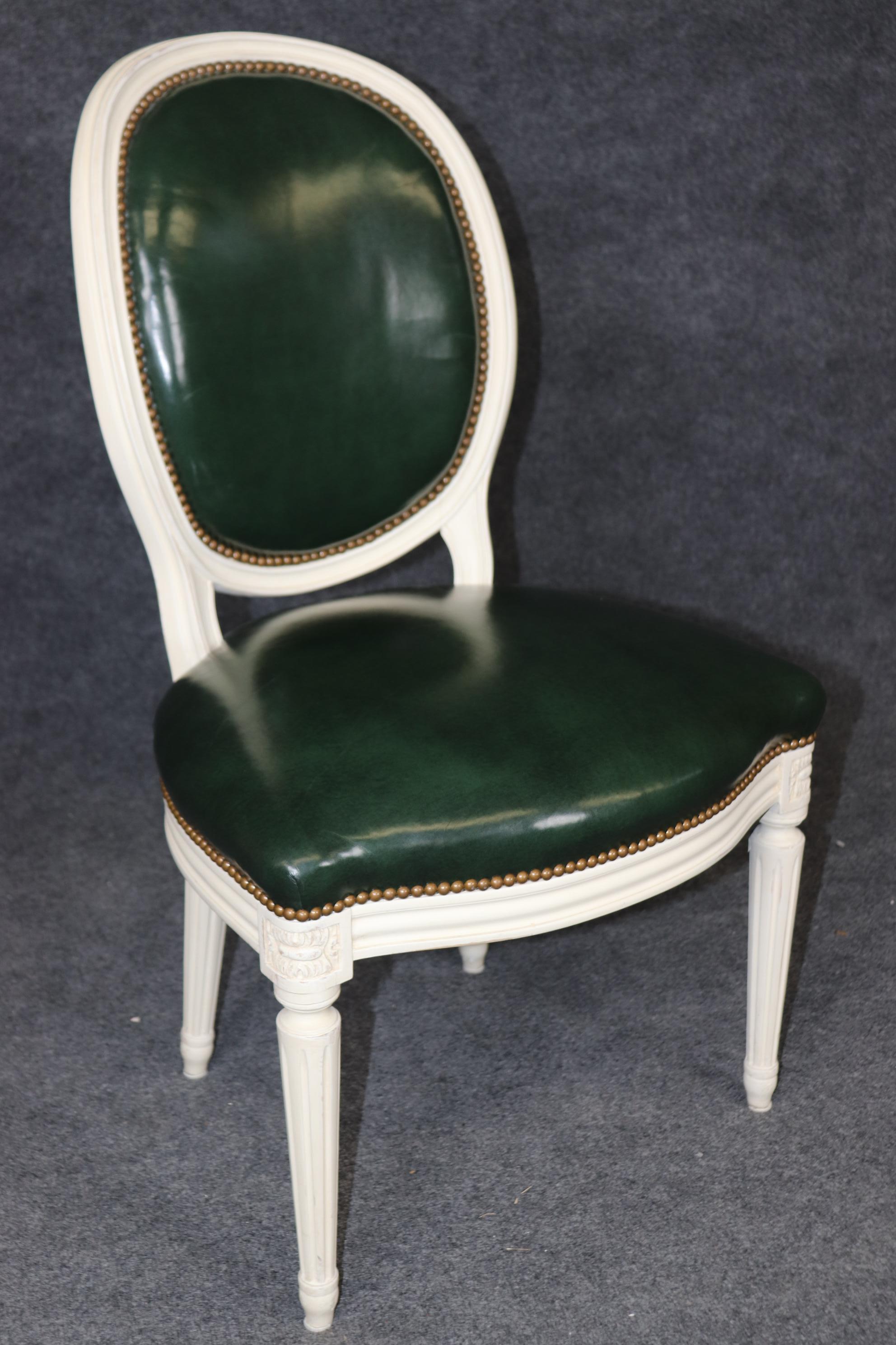 Pelle Raro set di 10 sedie da pranzo in pelle dipinte con schienale a cammeo attribuite alla Maison Jansen in vendita