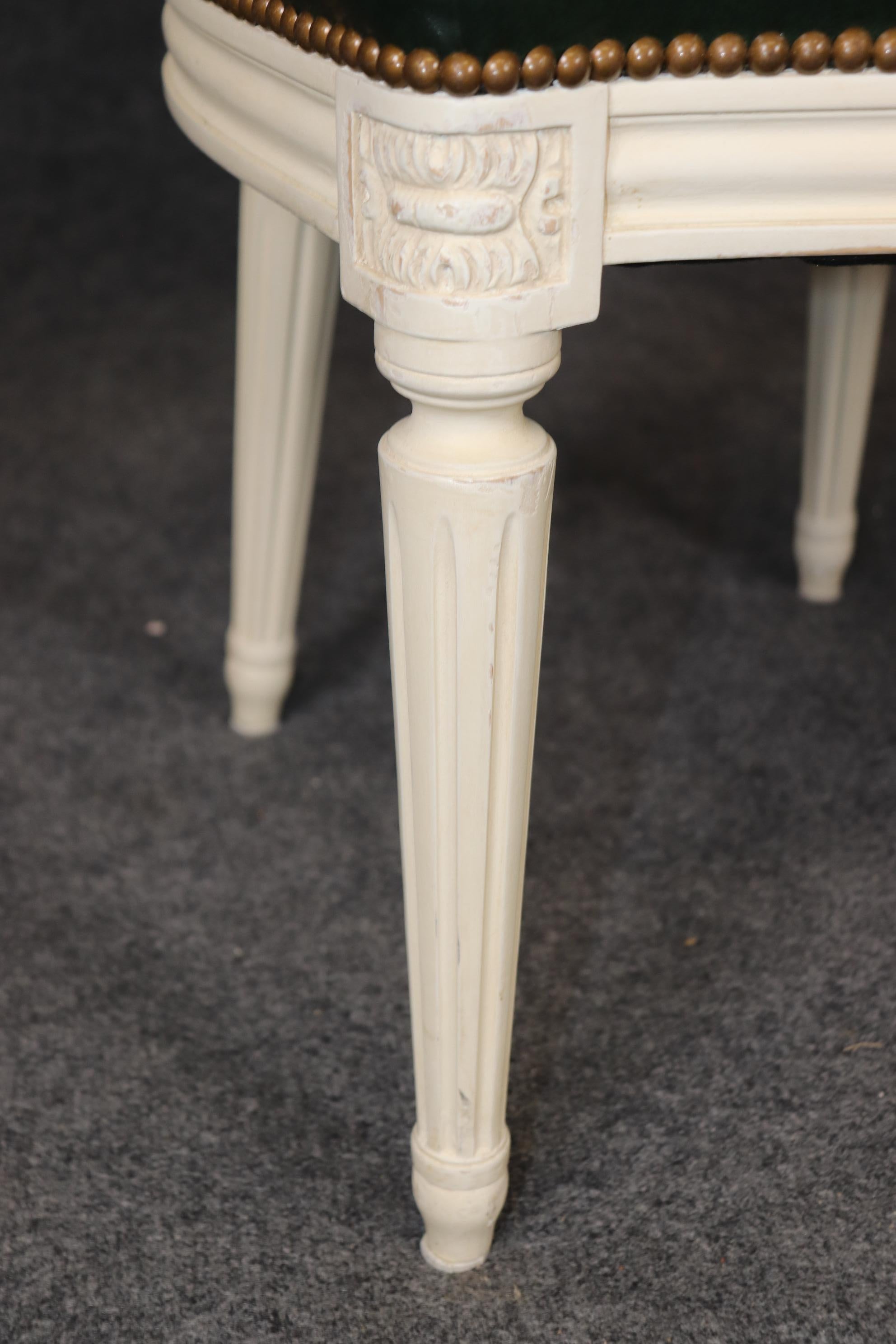 Raro set di 10 sedie da pranzo in pelle dipinte con schienale a cammeo attribuite alla Maison Jansen in vendita 1